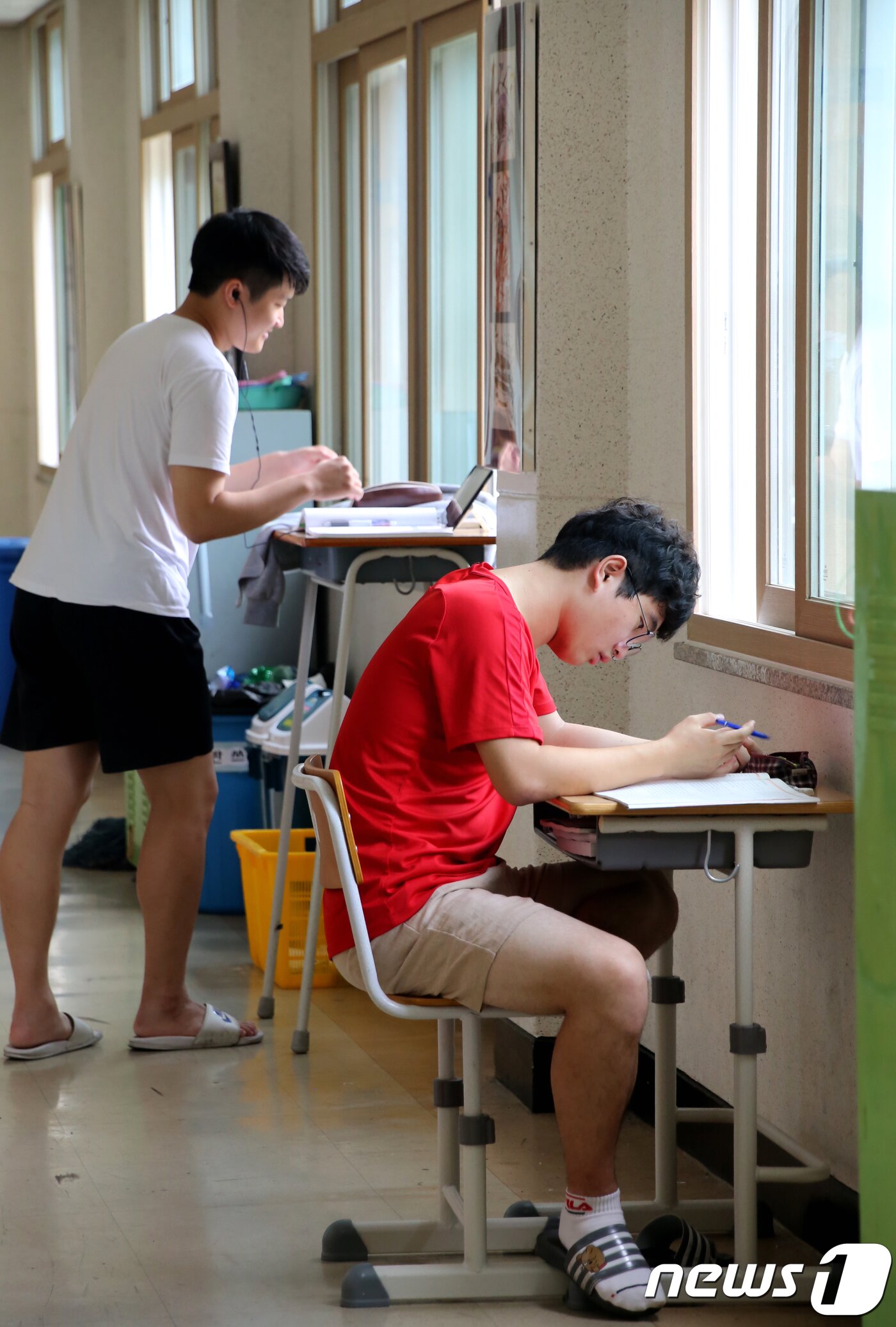 본문 이미지 - 대입 수능 100일을 앞둔 7일 경북 구미고등학교에서 자율학습중인 3학년 학생들이 집중을 위해 복도에 나와 공부하고 있다.2018.8.7/뉴스1 ⓒ News1 정우용 기자