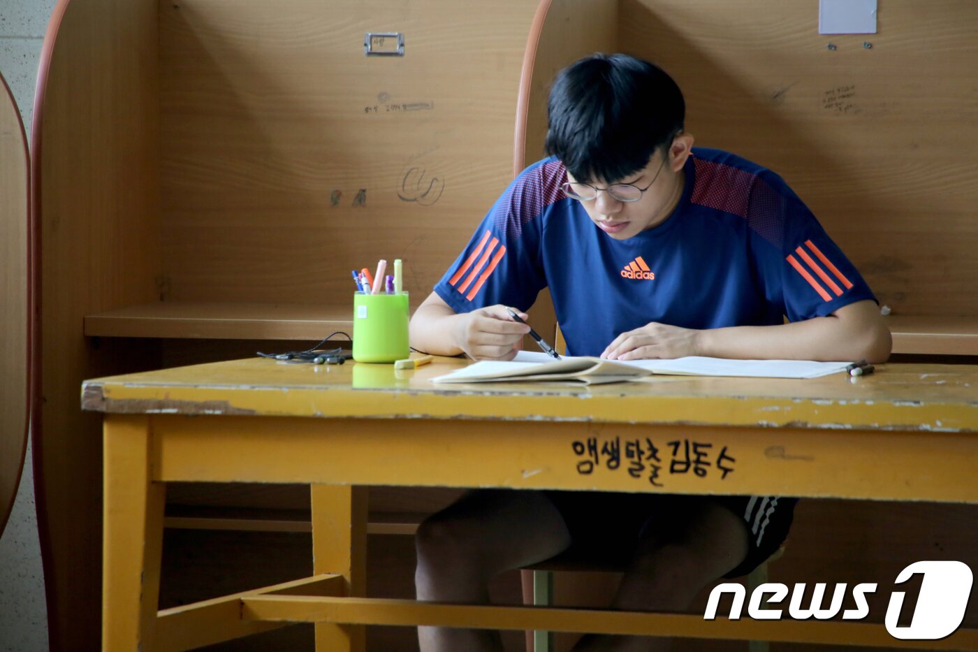 본문 이미지 - 대입 수능 100일을 앞둔 7일 경북 구미고등학교에서 자율학습중인 한 3학년 학생이 집중을 위해 복도에 나와 공부하고 있다.2018.8.7/뉴스1 ⓒ News1 정우용 기자