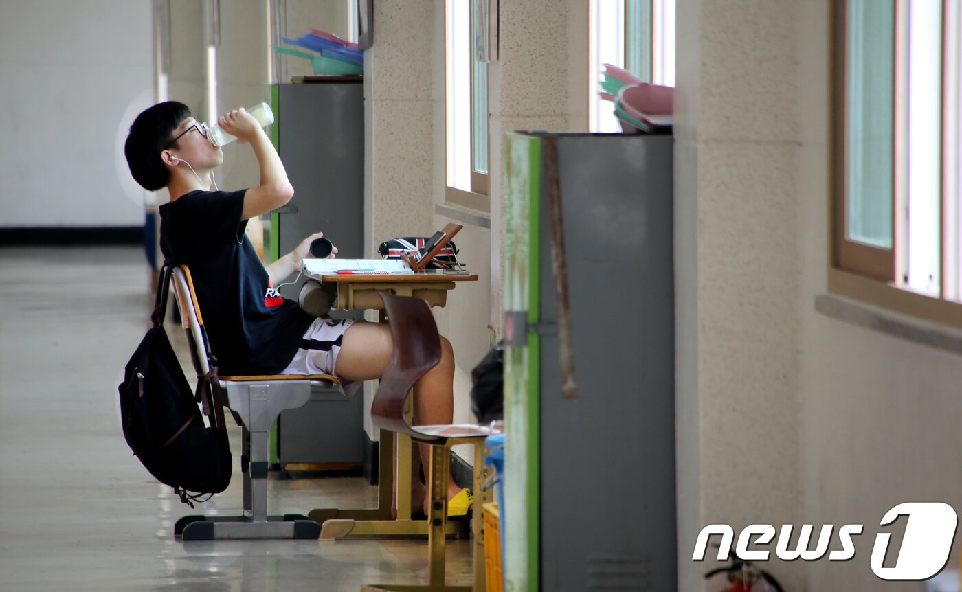 본문 이미지 - 수능을 100일 앞둔 7일 경북 구미고등학교에서 한 3학년 수험생이 자율학습 중 물을 마시고 있다.2018.8.7/뉴스1 ⓒ News1 정우용 기자