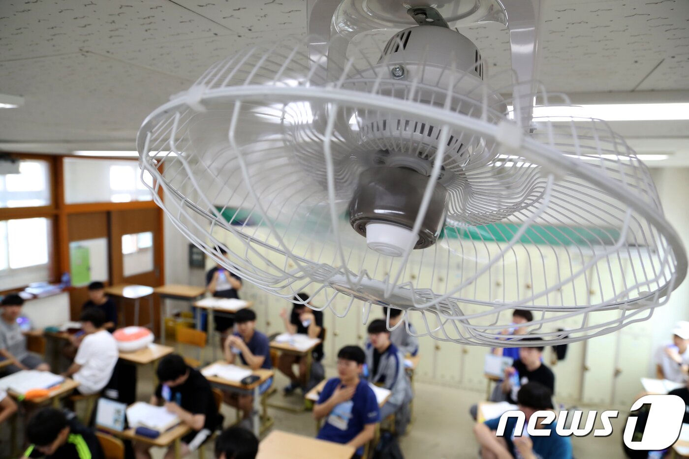 본문 이미지 - 대입 수능 100일을 앞둔 7일 경북 구미고등학교에서 자율학습중인 3학년 학생들이 더위에도 아랑곳하지 않고 열공하고 있다.2018.8.7/뉴스1 ⓒ News1 정우용 기자