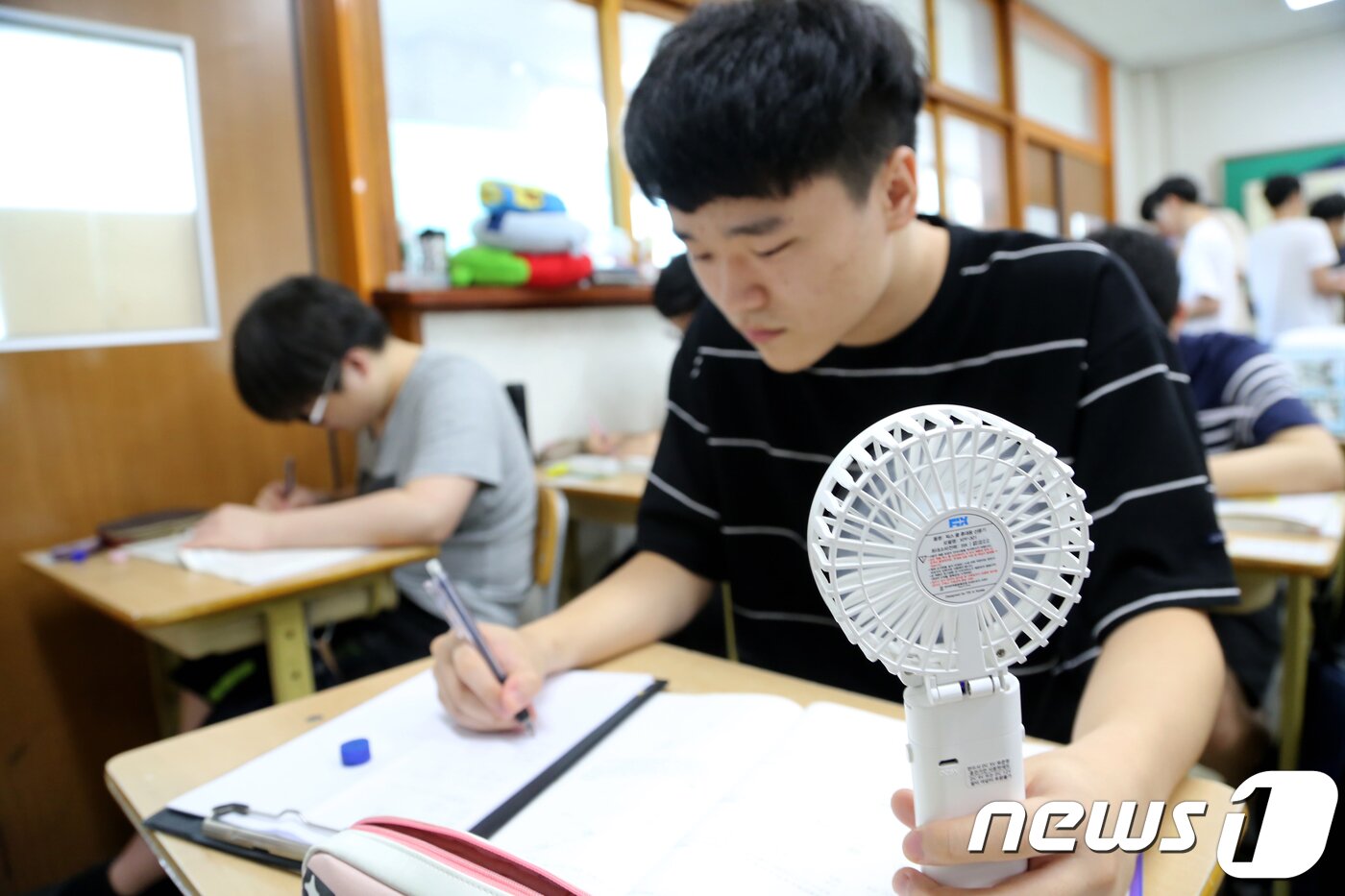 본문 이미지 - 대입 수능 100일을 앞둔 7일 경북 구미고등학교에서 자율학습중인 3학년 학생이 손 선풍기를 틀고 열공하고 있다.2018.8.7/뉴스1 ⓒ News1 정우용 기자