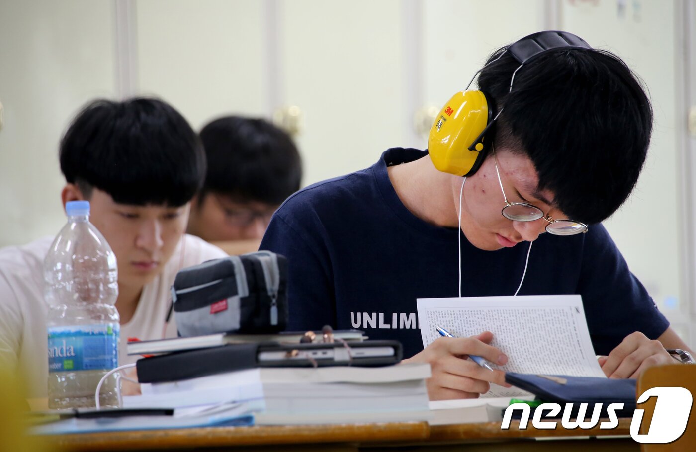 본문 이미지 - 대입 수능 100일을 앞둔 7일 경북 구미고등학교에서 자율학습중인 한 3학년 학생이 헤드폰을 쓰고 공부에 집중하고 있다.2018.8.7/뉴스1 ⓒ News1 정우용 기자