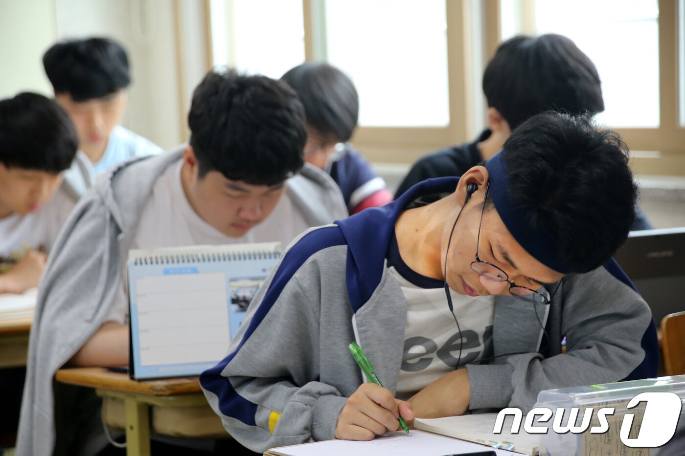 본문 이미지 - 대입 수능 100일을 앞둔 7일 경북 구미고등학교에서 자율학습중인 한 3학년 학생이 이어폰을 끼고 공부에 집중하고 있다.2018.8.7/뉴스1 ⓒ News1 정우용 기자