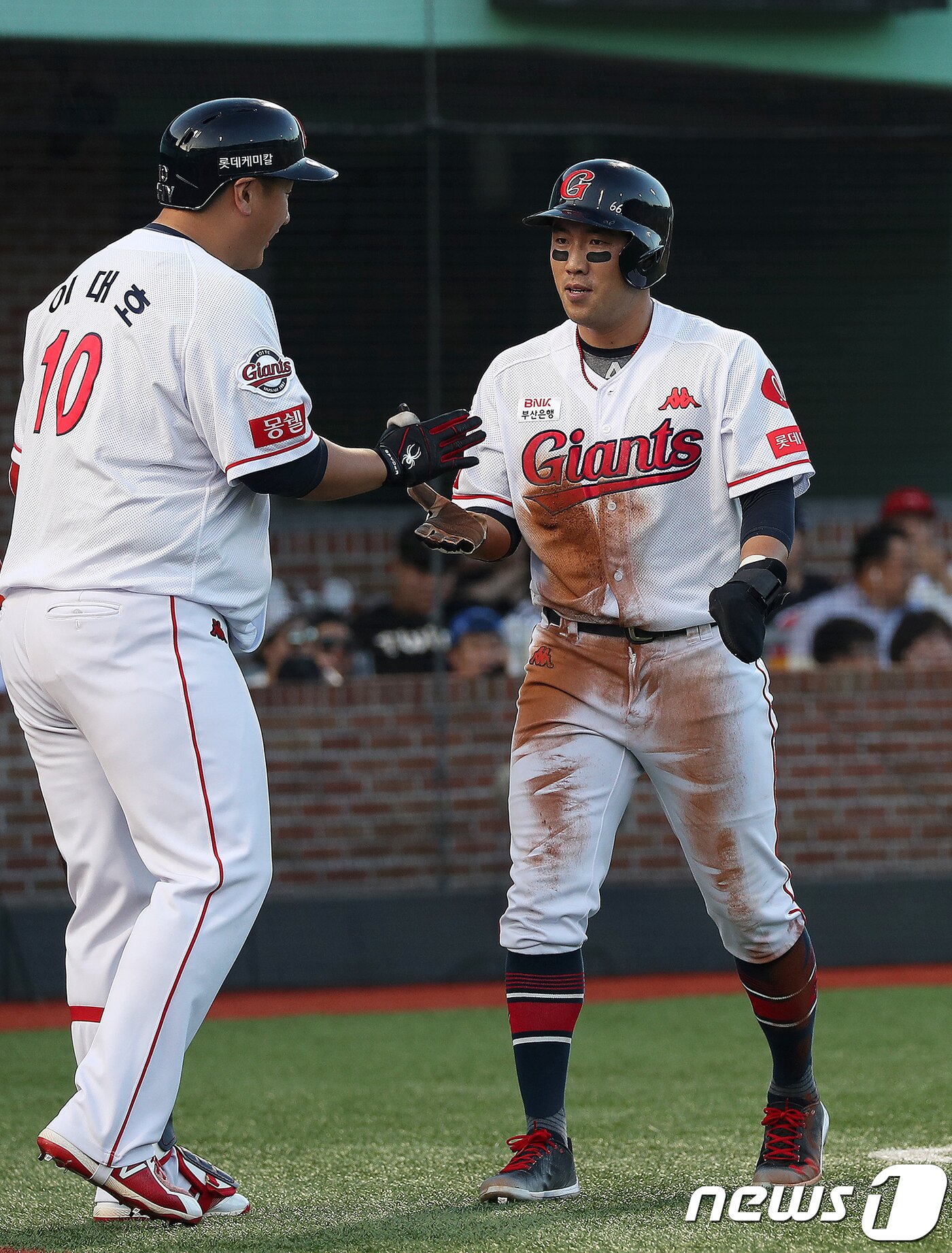 본문 이미지 - 이대호(왼쪽)와 전준우는 롯데 자이언츠 소속 선수 최다 출전 1~2위에 올라있다. 뉴스1 DB ⓒ News1 DB