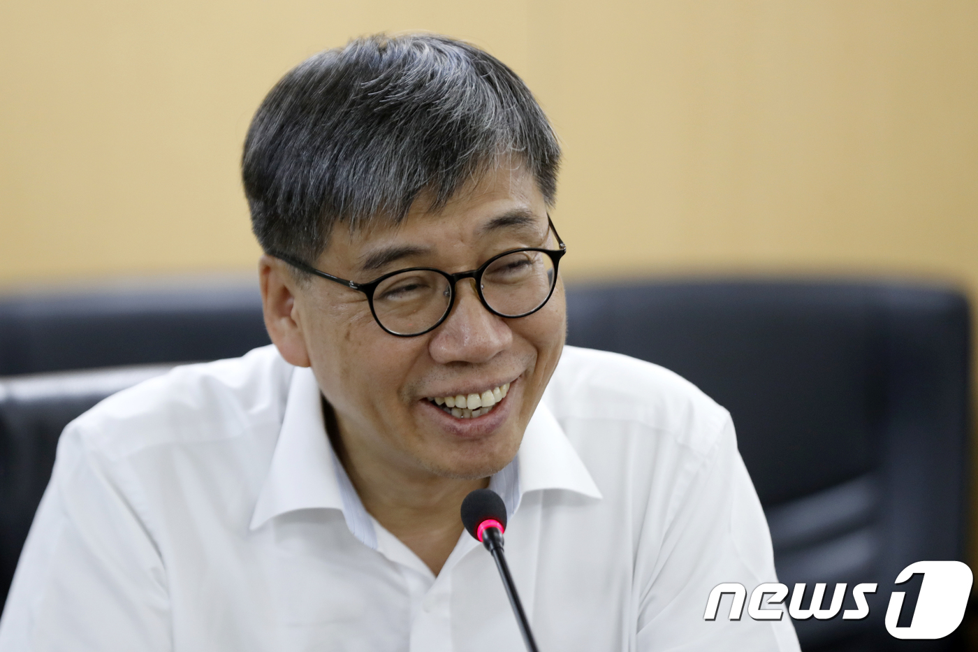 (의왕=뉴스1) 안은나 기자 = 조영탁 전력거래소 이사장이 8일 오후 경기 의왕시 전력거래소 경인지사를 찾은 바른미래당 의원들을 향해 인사말을 하고 있다. 2018.8.8/뉴스1