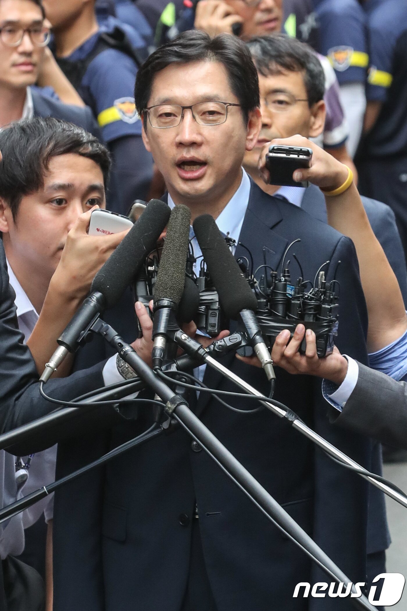 본문 이미지 - '드루킹' 일당의 댓글 공작에 연루된 의혹을 받고 있는 김경수 경남도지사가 9일 오전 서울 서초구 허익범 특검 사무실에 피의자 신분으로 조사를 받기 위해 재출석하며 취재진의 질의에 답하고 있다. 2018.8.9/뉴스1 ⓒ News1 성동훈 기자