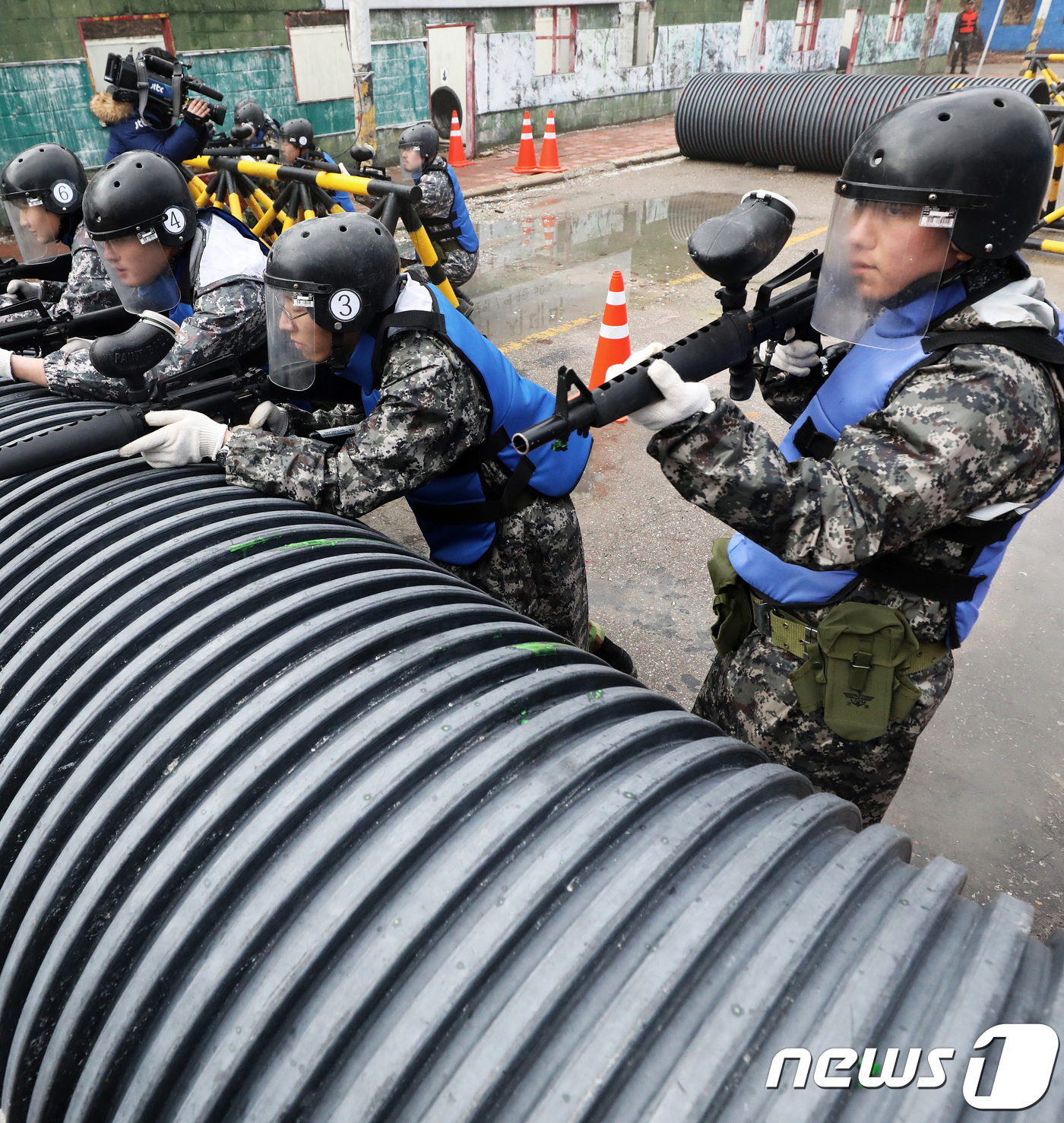 (서울=뉴스1) = 국방부가 국방개혁 2.0 일환으로 동원예비군 지정 연차를 전역 후 4년차에서 3년차까지로 조정한다고 9일 전했다. 동원지정자는 2박3일(132시간) 동원훈련이나 …