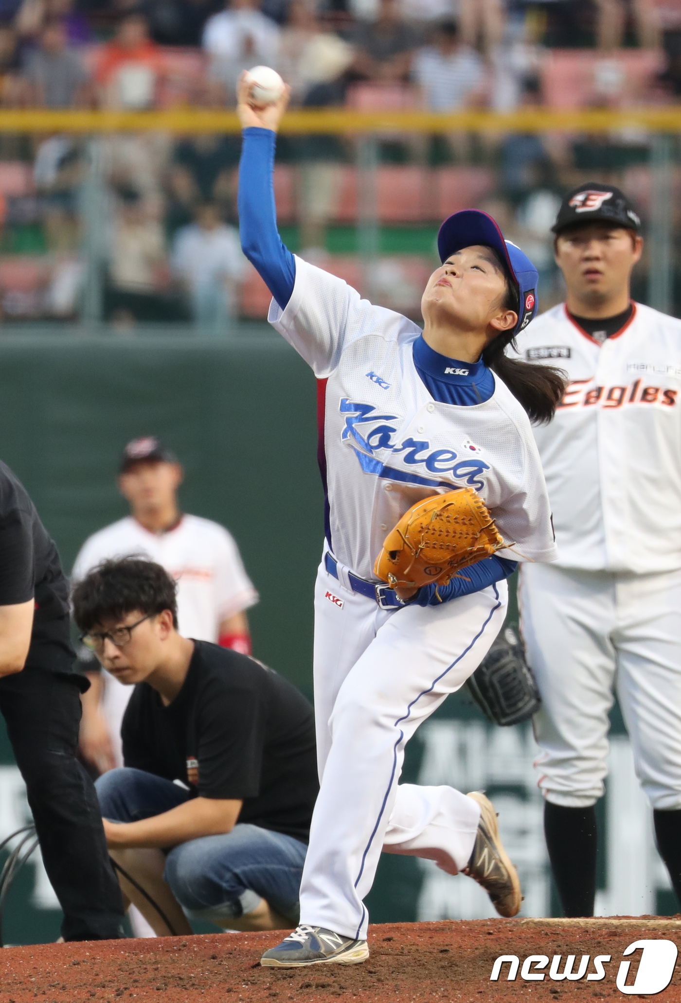 (청주=뉴스1) 김용빈 기자 = 9일 충북 청주야구장에서 열린 프로야구 ‘2018 신한은행 마이카 KBO리그’ 한화이글스와 넥센과의 경기에 앞서 2018 WBSC 여자야구 월드컵 …