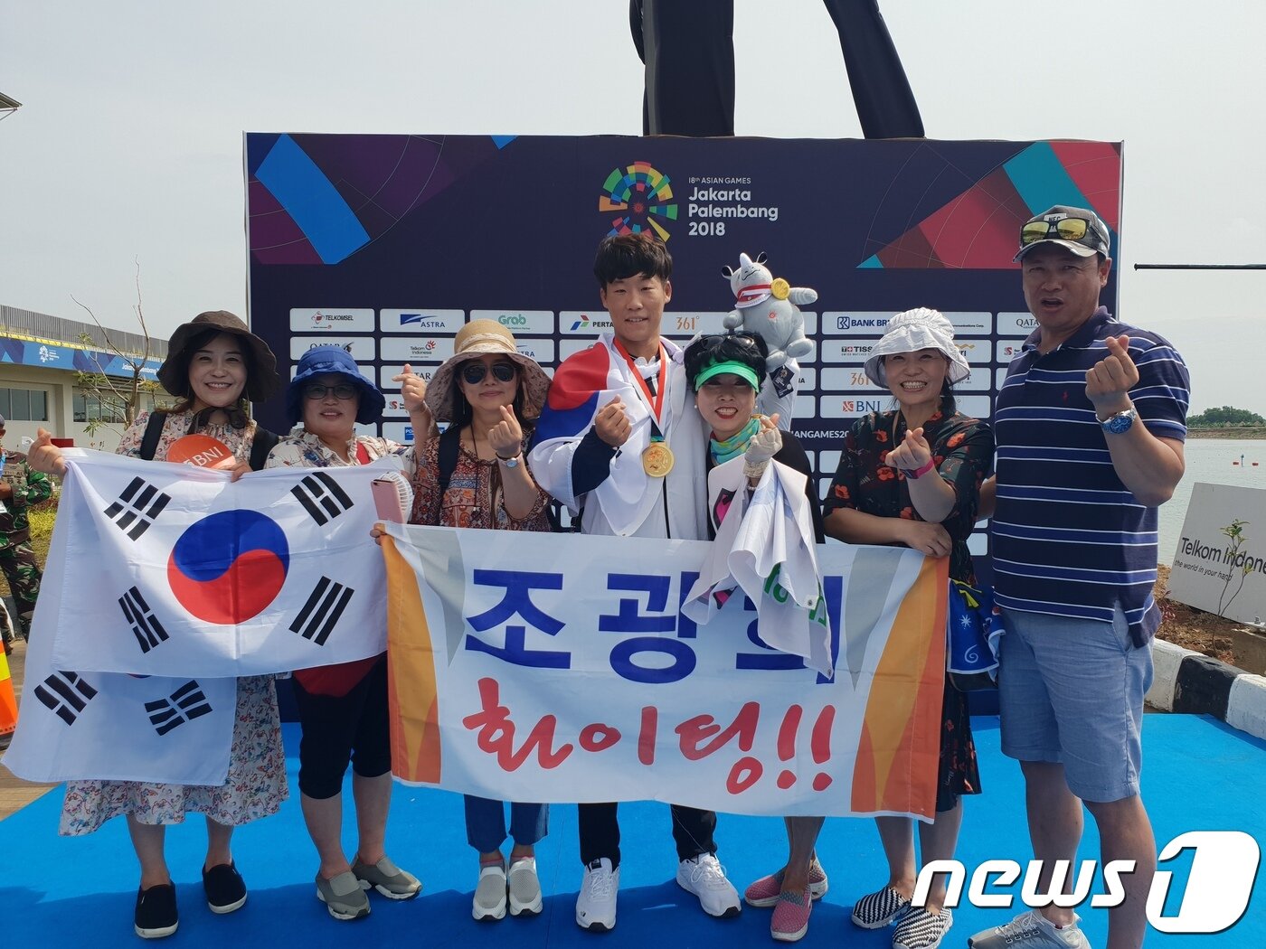 본문 이미지 - 한국 선수로는 아시안게임 카누 종목 사상 처음으로 2연패 위업을 이룬 조광희가 기념촬영을 하고 있다.(대한카누연맹 제공)ⓒ News1