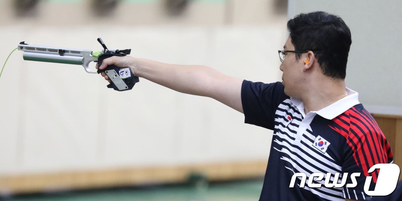 (창원=뉴스1) 여주연 기자 = 진종오 사격 국가대표 선수가 1일 오전 '2018 창원세계사격선수권대회' 10m 공기권총 공식훈련에서 타겟을 조준하고 있다. 2018.9.1/뉴스1 …