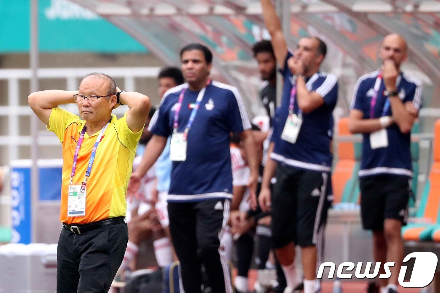 본문 이미지 - 1일 오후 인도네시아 보고르 파칸사리 스타디움에서 열린 2018 자카르타·팔렘방 아시안게임 U-23 남자축구 3~4위전 베트남과 아랍에미리트의 경기에서 베트남 박항서 감독이 아쉬워하고 있다. 이날 베트남은 아랍에미리트와 경기에서 1-1로 비긴뒤 승부차기에서 3-4로 패했다. 2018.9.1/뉴스1 ⓒ News1 임세영 기자