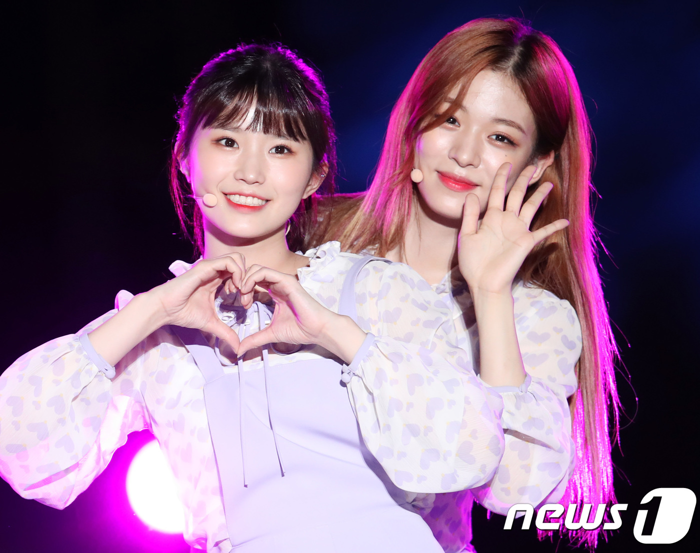 (인천=뉴스1) 권현진 기자 = 프로미스나인 송하영, 이채영(오른쪽)이 1일 오후 인천문학경기장에서 열린 한류 콘서트 인천 K-POP(케이팝) 콘서트(이하 2018 INK 콘서트) …