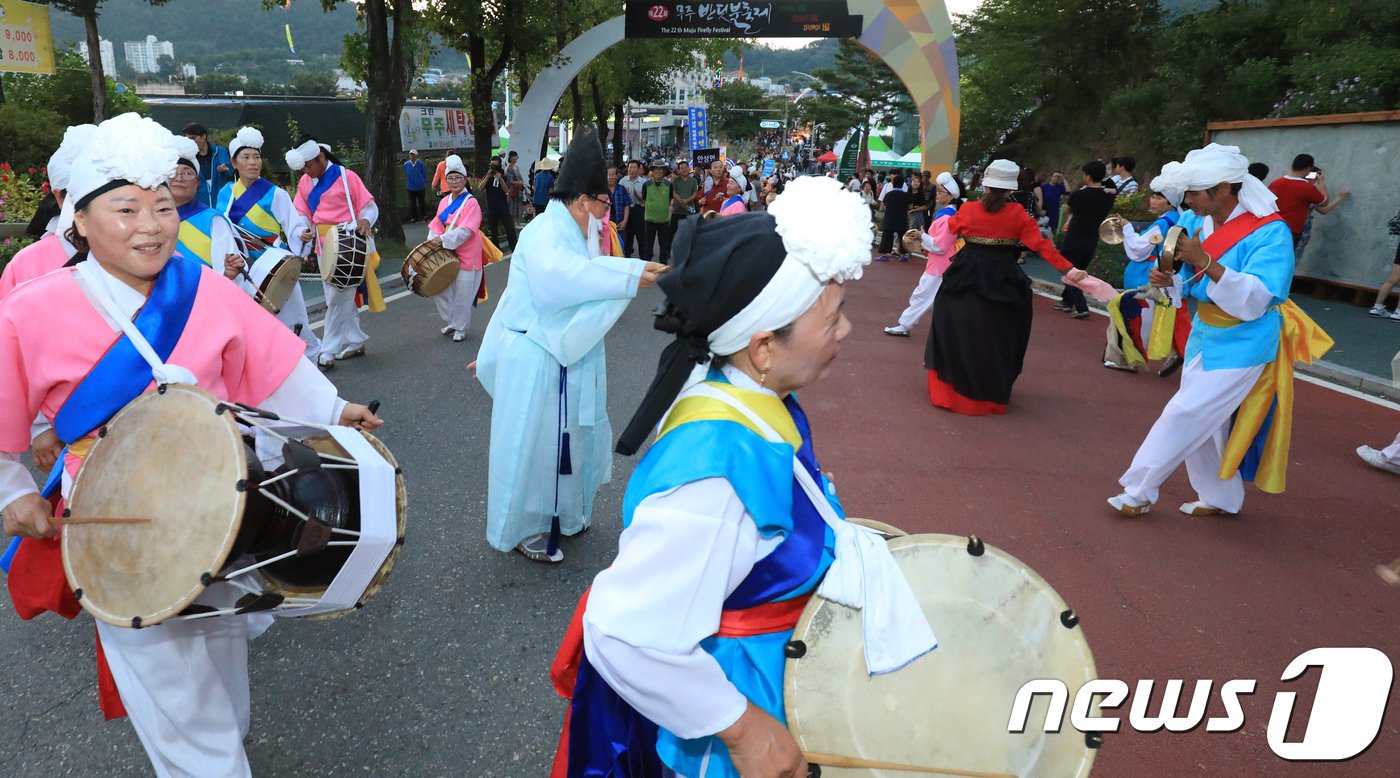 본문 이미지 - 제22회 무주 반딧불 축제 개막식에서 각 면의 주민들이 길놀이를 선보이고 있다./뉴스1