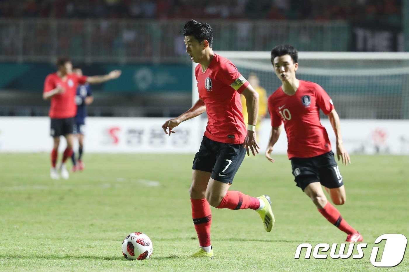 본문 이미지 - 1일 오후 인도네시아 보고르 파칸사리 스타디움에서 열린 2018 자카르타·팔렘방 아시안게임 U-23 남자축구 결승전 대한민국과 일본의 경기에서 손흥민이 드리블을 하고 있다. 2018.9.1/뉴스1 ⓒ News1 임세영 기자