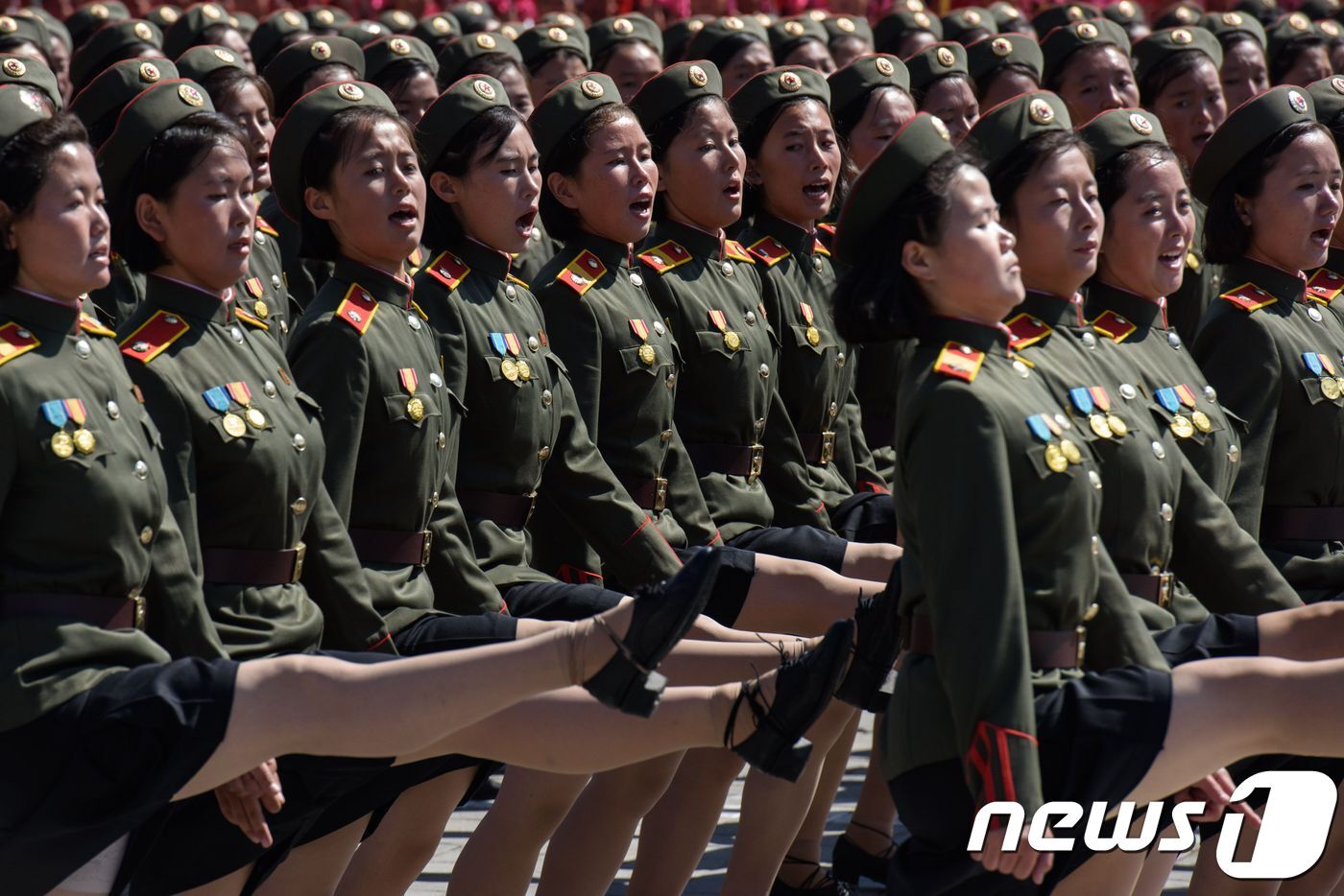 본문 이미지 - 평양 김일성 광장에서 북한 여군들이 대규모 열병식을 하고 있다. ⓒ AFP=뉴스1 ⓒ News1 우동명 기자