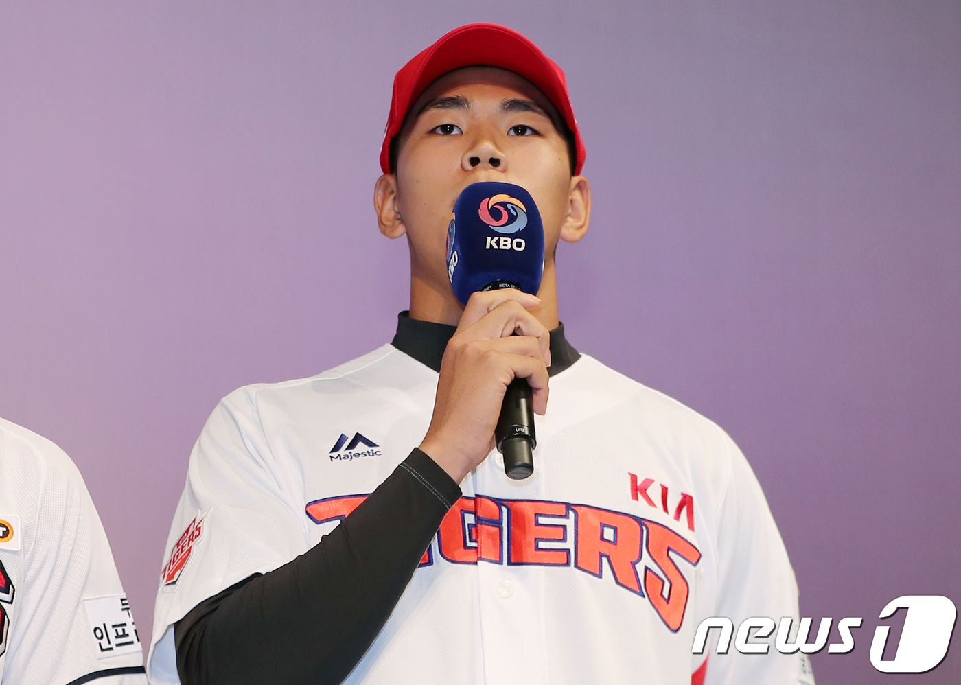 (서울=뉴스1) 구윤성 기자 = 10일 오후 서울 중구 웨스틴조선호텔 그랜드볼룸에서 열린 '2019 KBO 2차 신인드래프트'에서 덕수고 홍원빈이 KIA에 지명을 받은 뒤 소감을 …