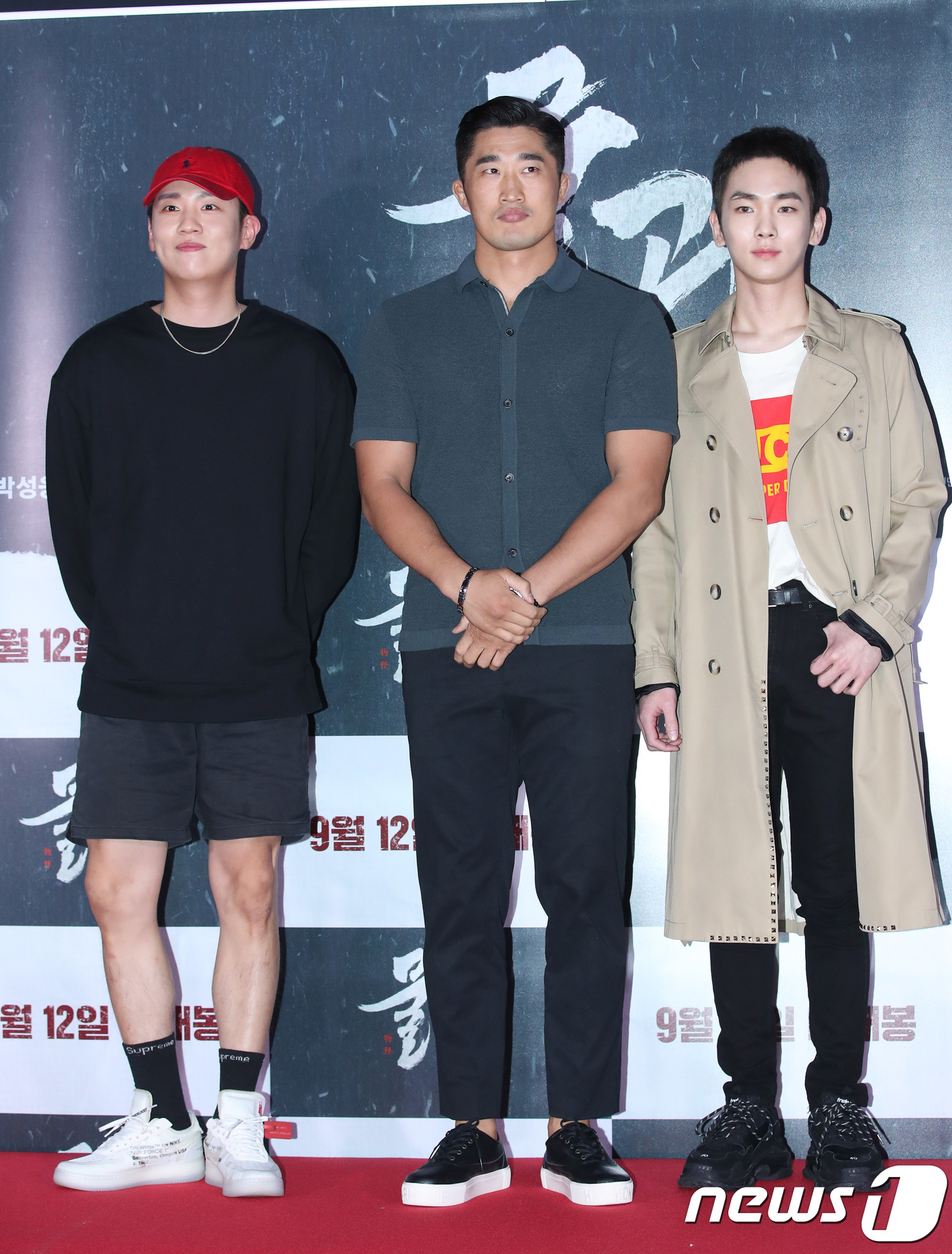 (서울=뉴스1) 권현진 기자 = 한해(왼쪽부터), 김동현, 샤이니 키가 10일 서울 잠실 롯데시네마 월드타워점에서 열린 영화 ‘물괴’(감독 허종호) VIP 시사회에 참석해 포즈를 …