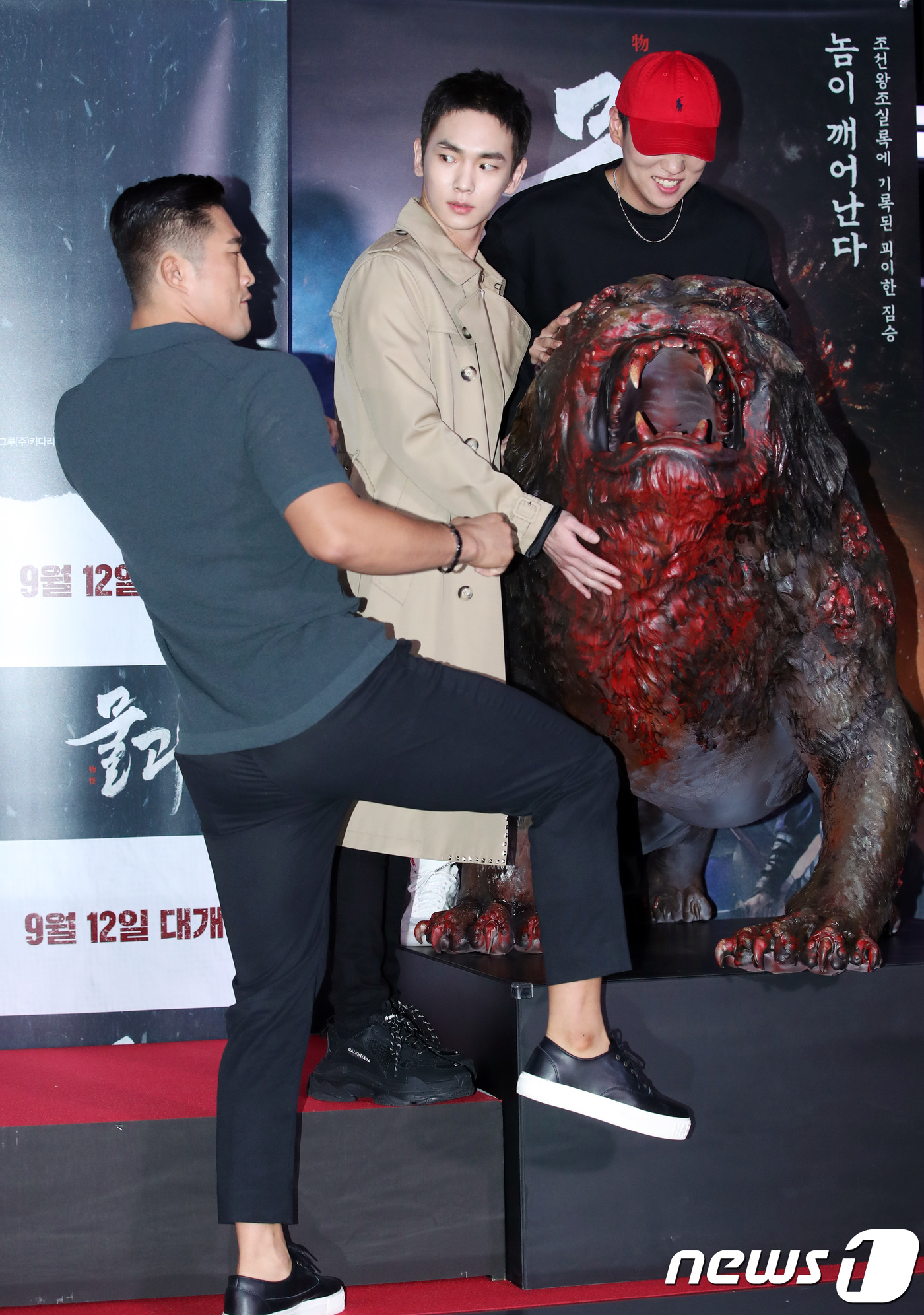 (서울=뉴스1) 권현진 기자 = 김동현(왼쪽부터), 샤이니 키, 한해가 10일 서울 잠실 롯데시네마 월드타워점에서 열린 영화 ‘물괴’(감독 허종호) VIP 시사회에 참석해 포즈를 …