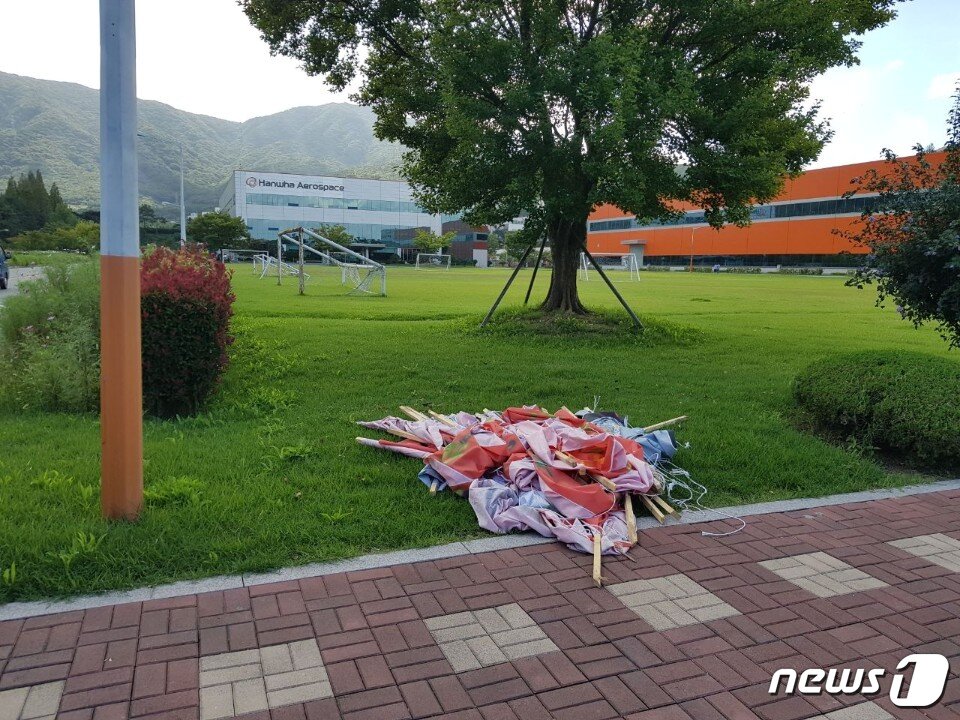 본문 이미지 - 옛 한화테크윈이 5개 사로 분할된 가운데 한화에어로스페이스와 한화지상방산 임단협이 장시간 대립을 빚으면서 노사 갈등의 골이 깊어지고 있다. 사진은 노조가 설치한 펼침막을 사측 관계자들이 철거해 바닥에 놓아 둔 모습.(사진제공 삼성테크윈지회)2018.9.11/뉴스1ⓒ News1
