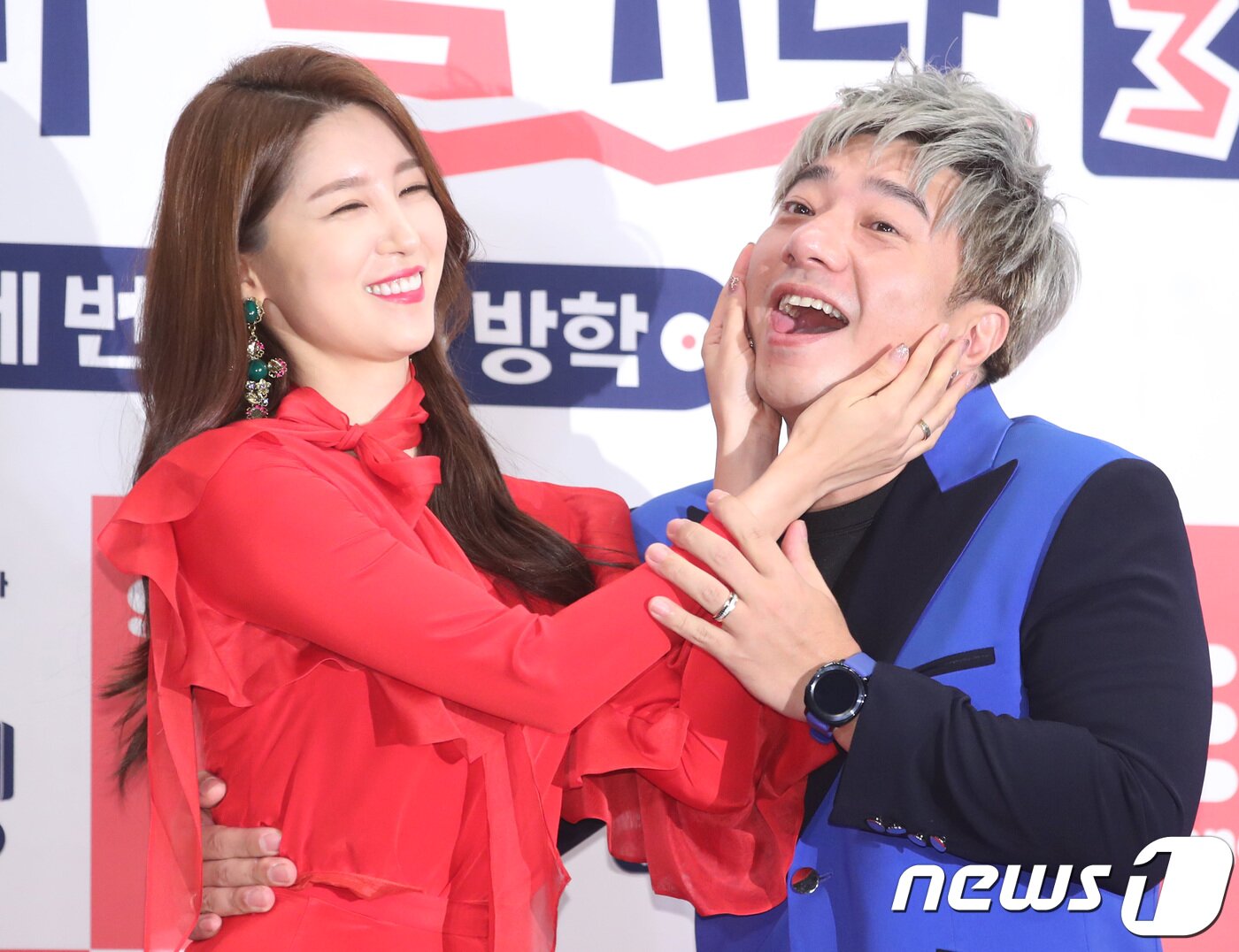 본문 이미지 - 배기성, 이은비 부부가 12일 오전 서울 광화문 씨네큐브에서 열린 E채널 예능 '별거가 별거냐3' 제작발표회에 참석해 포즈를 취하고 있다.  2018.9.12/뉴스1 ⓒ News1 권현진 기자