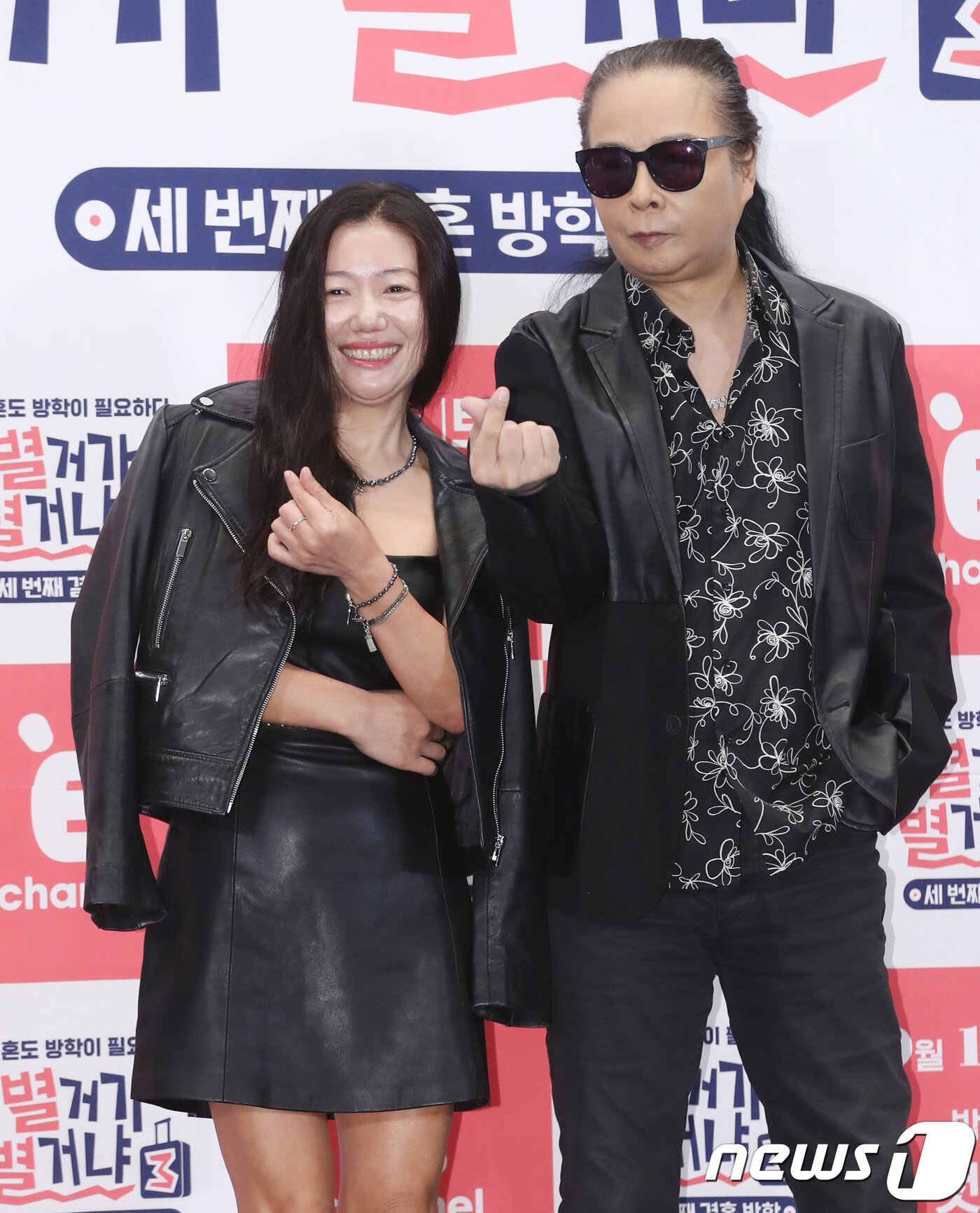 본문 이미지 - 김태원, 이현주 부부가 12일 오전 서울 광화문 씨네큐브에서 열린 E채널 예능 '별거가 별거냐3' 제작발표회에 참석해 포즈를 취하고 있다. 2018.9.12/뉴스1 ⓒ News1 권현진 기자