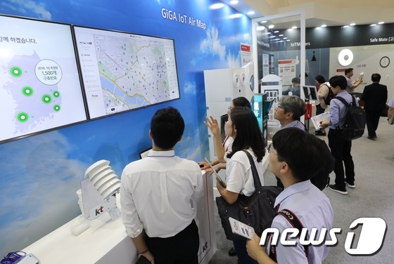 지난해 9월 서울 강남구 코엑스에서 열린 ‘2018 사물인터넷 박람회'에서 관람객들이 IoT 기술을 체험하고 있다. 2018.9.12/뉴스1 © News1 허경 기자