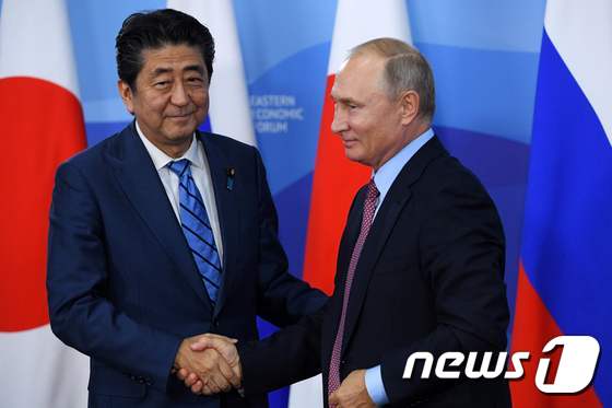 블라디미르 푸틴 러시아 대통령(오른쪽)과 아베 신조 일본 총리가 지난 10일 러시아 블라디보스토크에서 열린 정상회담에 앞서 악수하고 있다. © AFP=뉴스1