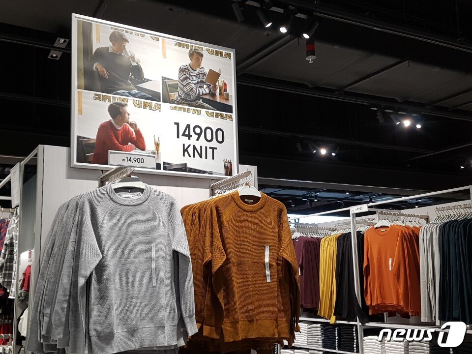 본문 이미지 - GU의 국내 1호점인 GU롯데월드몰점의 니트 코너. 가격인 1만4000원을 강조하고 있다. ⓒ News1/정혜민 기자