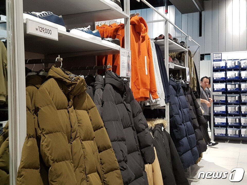 본문 이미지 - GU의 국내 1호점인 GU롯데월드몰점의 다운 재킷 코너. ⓒ News1/정혜민 기자
