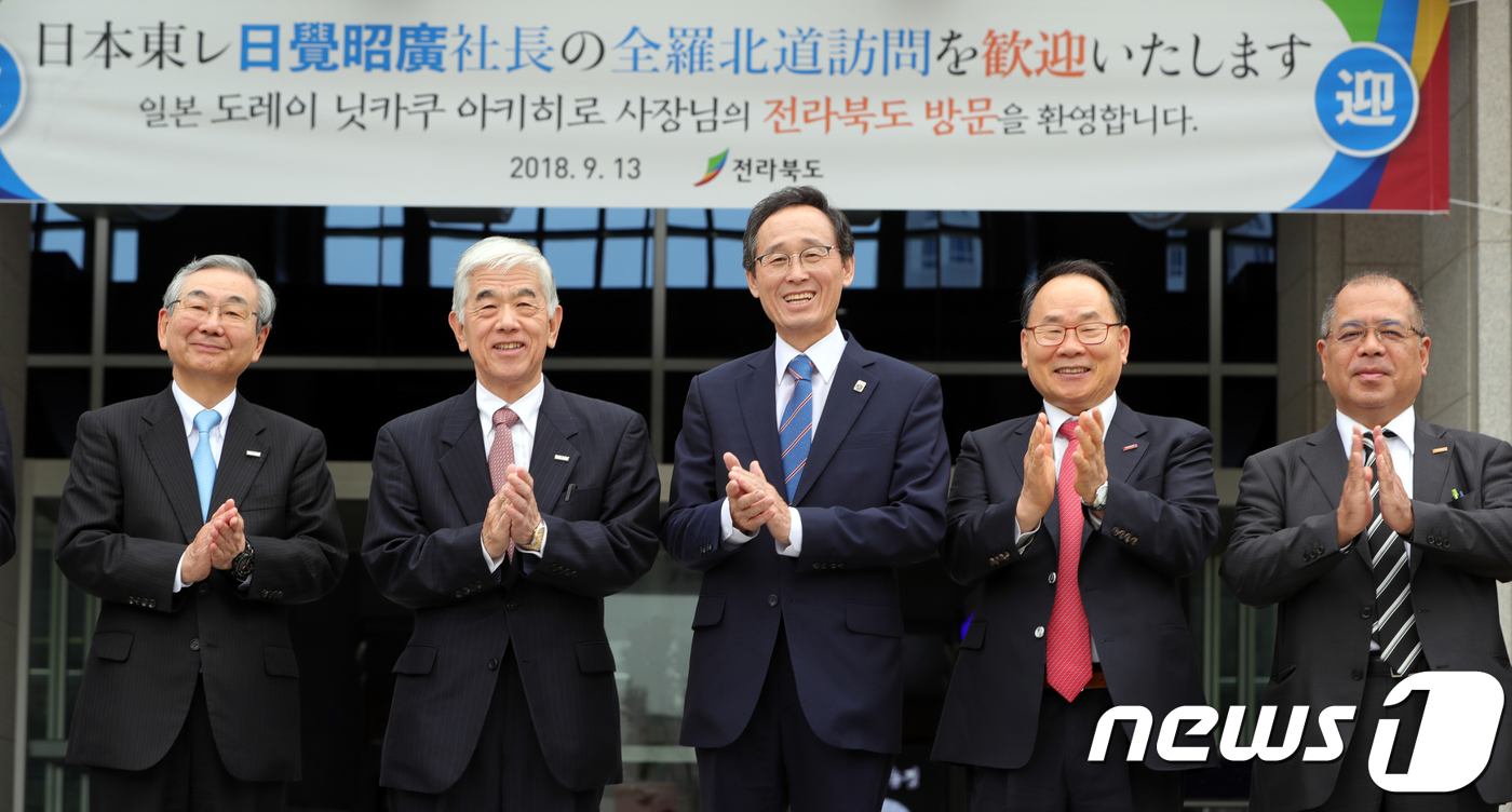 (전주=뉴스1) 문요한 기자 = 새만금 지역에 공장을 갖고 있는 일본 도레이사의 닛카쿠 아키히로 사장이 13일 전북 전주시 전북도청을 방문해 800~1000억원대의 공장증설 투자계 …