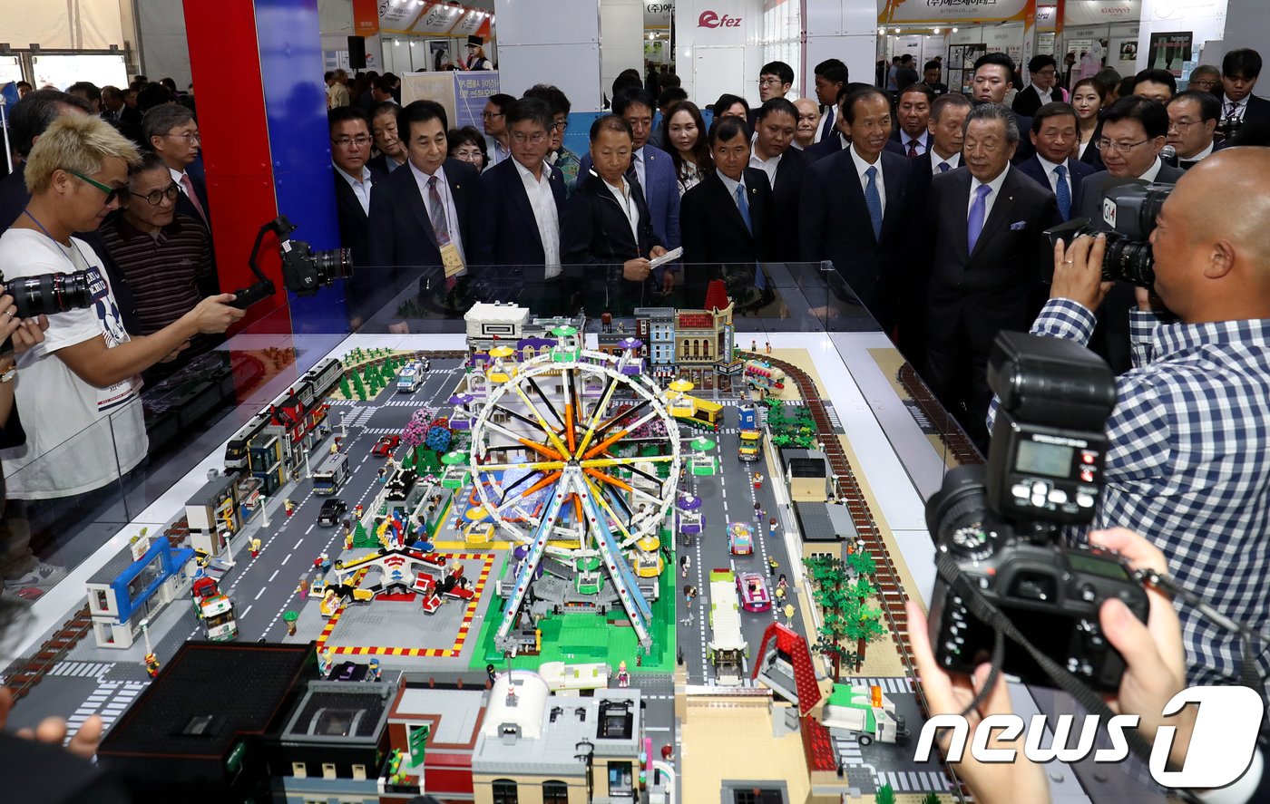 본문 이미지 - 레고랜드 소개하는 최문순 전 강원도지사.&#40;뉴스1 DB&#41;
