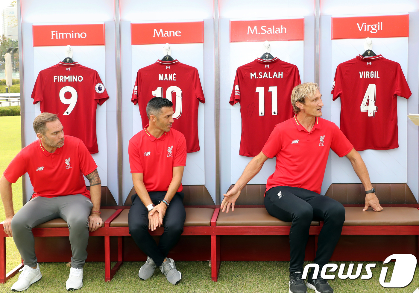 (서울=뉴스1) 황기선 기자 = '리버풀 레전드' 제이슨 맥아티어(왼쪽부터), 루이스 가르시아, 사미 히피아가 13일 오후 서울 송파구 롯데월드타워 월드파크에서 열린 '리버풀 FC …