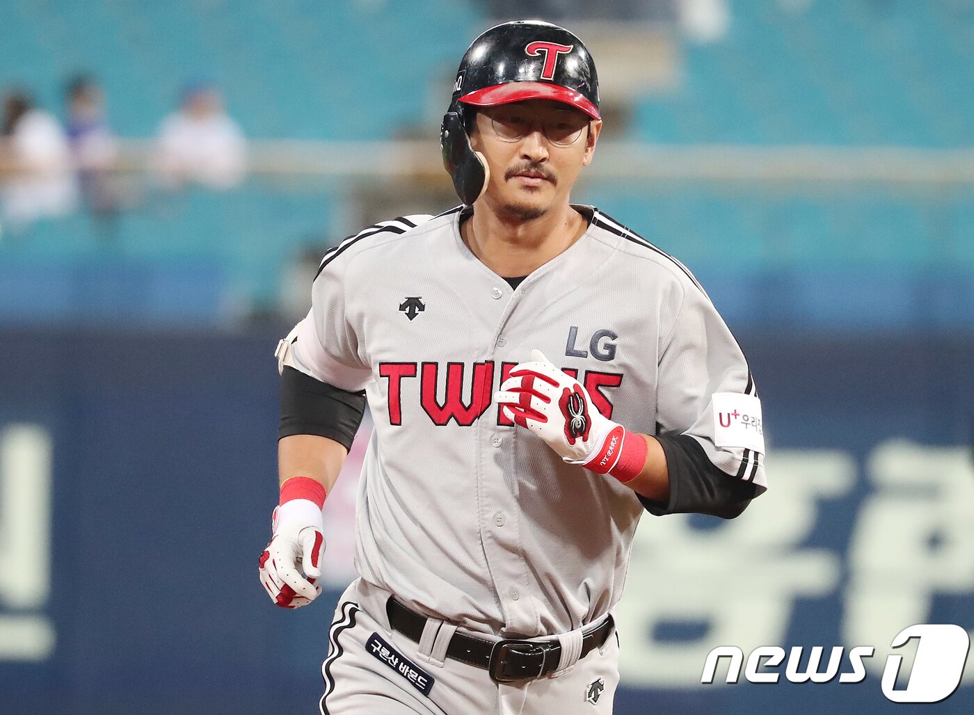 본문 이미지 - 13일 대구삼성라이온즈파크에서 열린 ‘2018 프로야구 신한은행 마이카 KBO리그’ LG 트윈스와 삼성 라이온즈의 경기, 4회초 1사 주자 만루 상황 LG 3번 타자 박용택이 삼성 선발 보니야를 상대로 만루홈런을 때린 뒤 베이스를 돌고 있다. 2018.9.13/뉴스1 ⓒ News1 공정식 기자