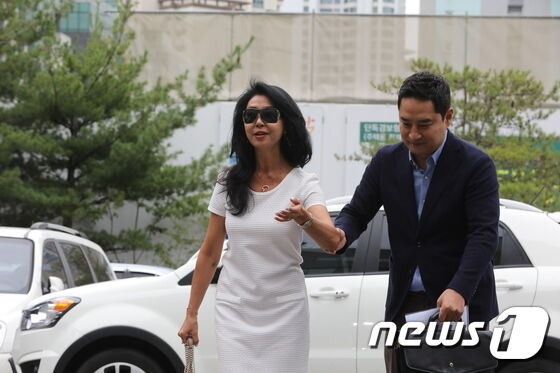 이재명 스캔들' 김부선, 강용석 변호사와 경찰조사 동반 출석 - 뉴스1 이재명 스캔들' 김부선, 강용석 변호사와 경찰조사 동반 출석 - 뉴스1