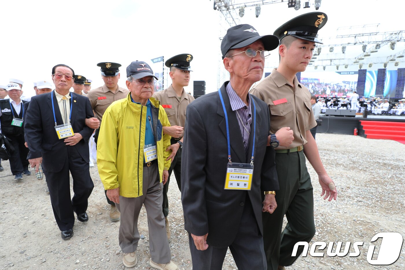 본문 이미지 - 15일 인천시 중구 월미도에서 열린 제68주년 9·15 인천상륙작전 전승 기념행사에서 켈로부대 참전용사들이 입장하고 있다. 2018.9.15/뉴스1 ⓒ News1 정진욱 기자