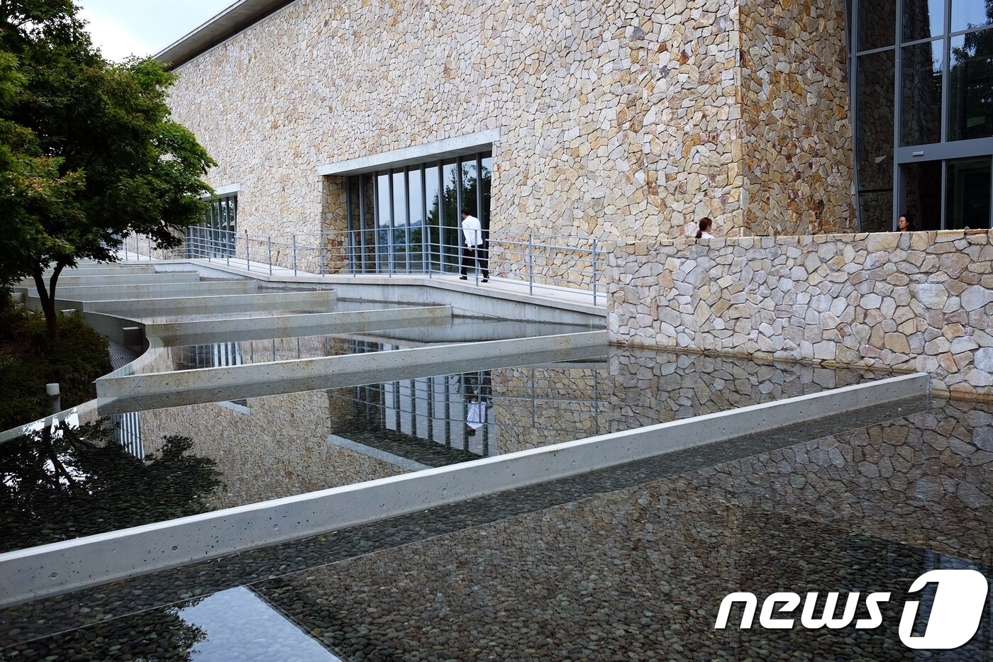 본문 이미지 - 한국의 돌을 이용해 벽면이 꾸며진 본관ⓒ News1