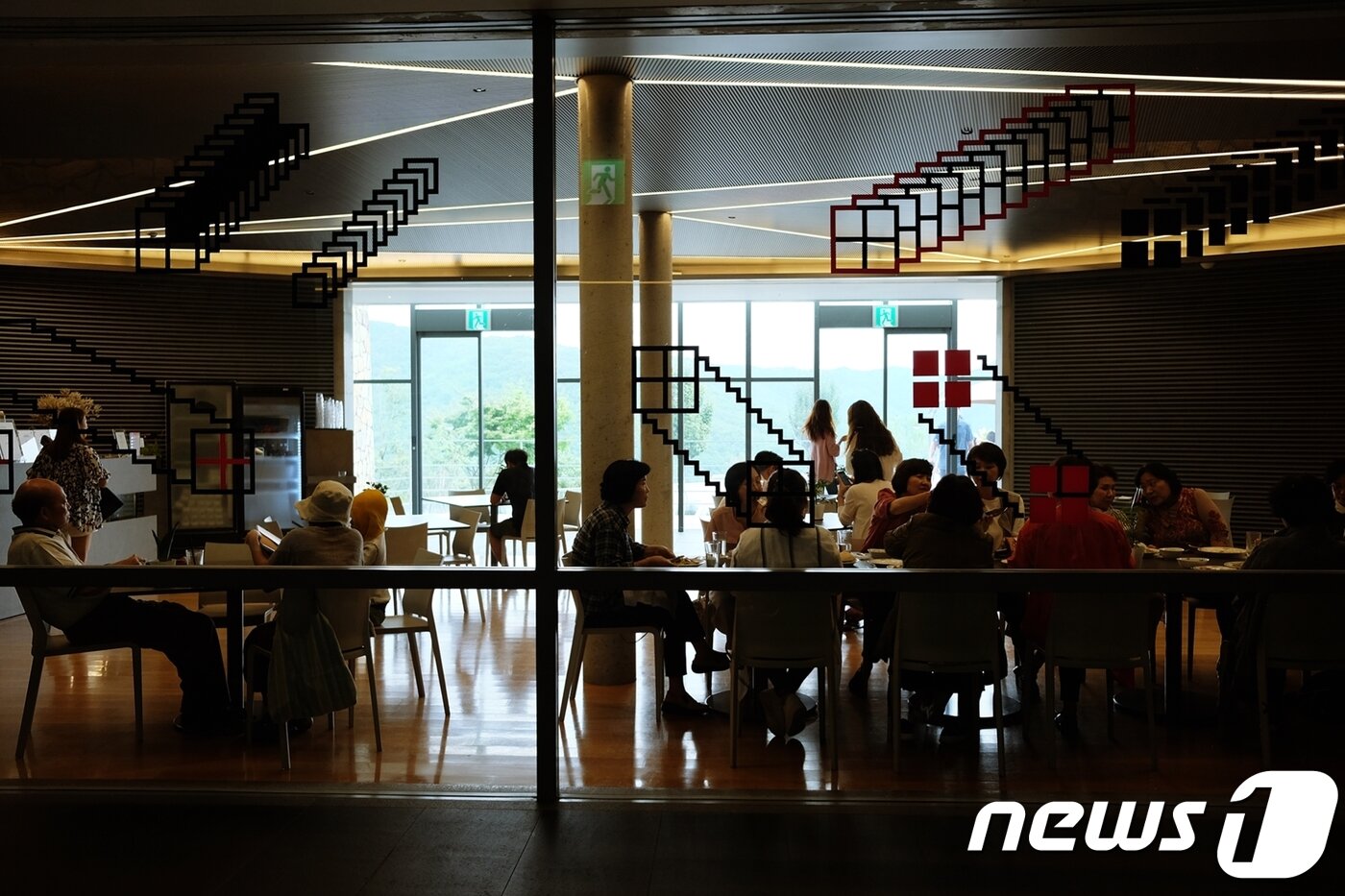 본문 이미지 - 내부 카페에선 일본인 관광객들을 쉽게 볼 수 있었다ⓒ News1
