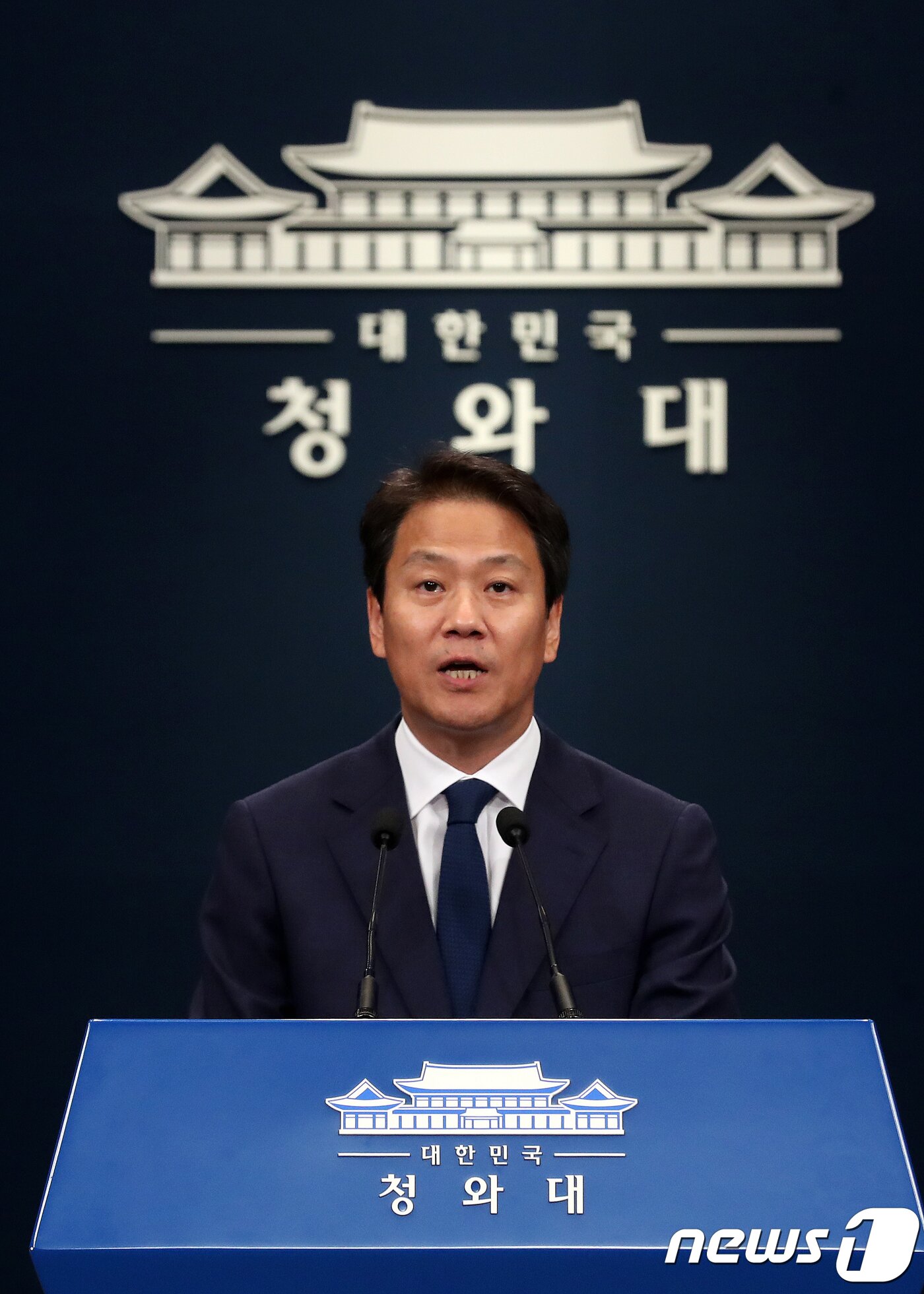 본문 이미지 - 평양 남북정상회담 준비위원장인 임종석 대통령 비서실장이 16일 서울 청와대 춘추관에서 '2018 남북정상회담 평양' 공식수행원과 특별수행원 명단을 발표하고 있다. 2018 남북정상회담 준비위원회는 이날 공식수행원 14명과 정치, 경제, 사회, 문화, 시민사회 등 각계각층 인사 52명으로 구성된 특별수행원을 결정했다고 밝혔다. 2018.9.16/뉴스1 ⓒ News1 송원영 기자