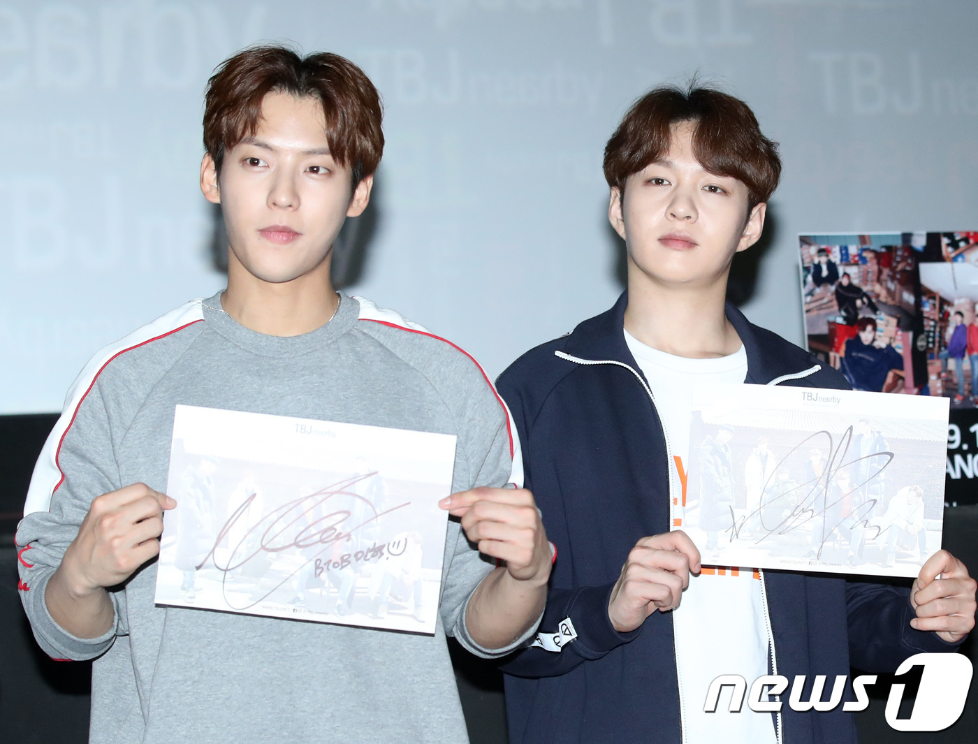 (서울=뉴스1) 권현진 기자 = 비투비(BTOB) 이민혁, 이창섭(오른쪽)이 16일 오후 서울 롯데시네마 건대시네마에서 열린 캐주얼 브랜드 TBJ 팬사인회에 참석해 포즈를 취하고 …