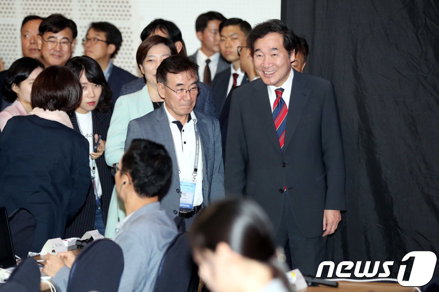 본문 이미지 - 이낙연 국무총리가 제3차 남북정상회담을 하루 앞둔 17일 오후 서울 중구 동대문디자인플라자에 마련된 메인프레스센터를 찾아 시설을 둘러보고 있다.2018.9.17/뉴스1 ⓒ News1 이광호 기자