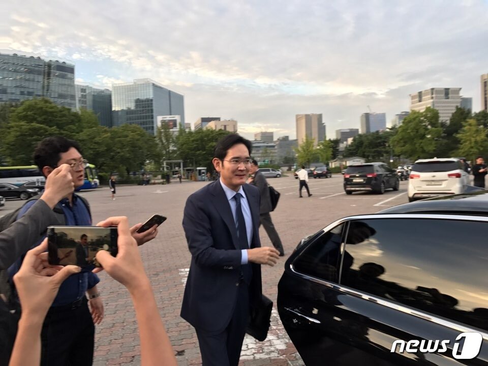 본문 이미지 - 18~20일 평양에서 열리는 남북정상회담에서 문재인 대통령을 특별수행하기 위해 방북하는 이재용 삼성전자 부회장이 집결지인 경복궁 주차장에 모습을 드러냈다. 2018.9.18/뉴스1 ⓒ News1