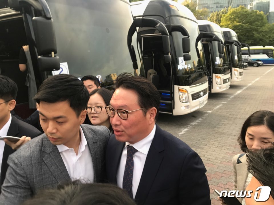 본문 이미지 - 18일 오전 최태원 SK 회장이 18~20일 평양에서 열리는 남북정상회담에서 문재인 대통령을 특별수행하기 위해 집결지인 서울 종로구 경복궁 동편 주차장에 모습을 드러내고 있다.2018.09.18/뉴스1 ⓒ News1 류석우 기자