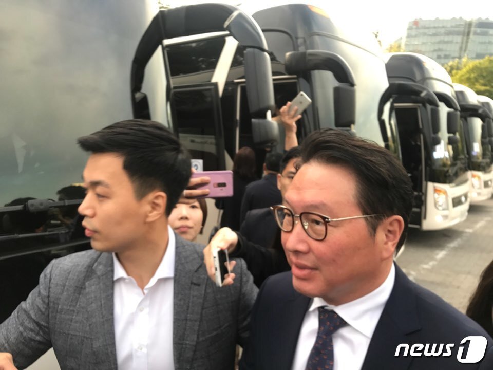 본문 이미지 - 18일 오전 최태원 SK 회장이 18~20일 평양에서 열리는 남북정상회담에서 문재인 대통령을 특별수행하기 위해 집결지인 서울 종로구 경복궁 동편 주차장에 모습을 드러내고 있다.2018.9.18/뉴스1 ⓒ News1 류석우 기자