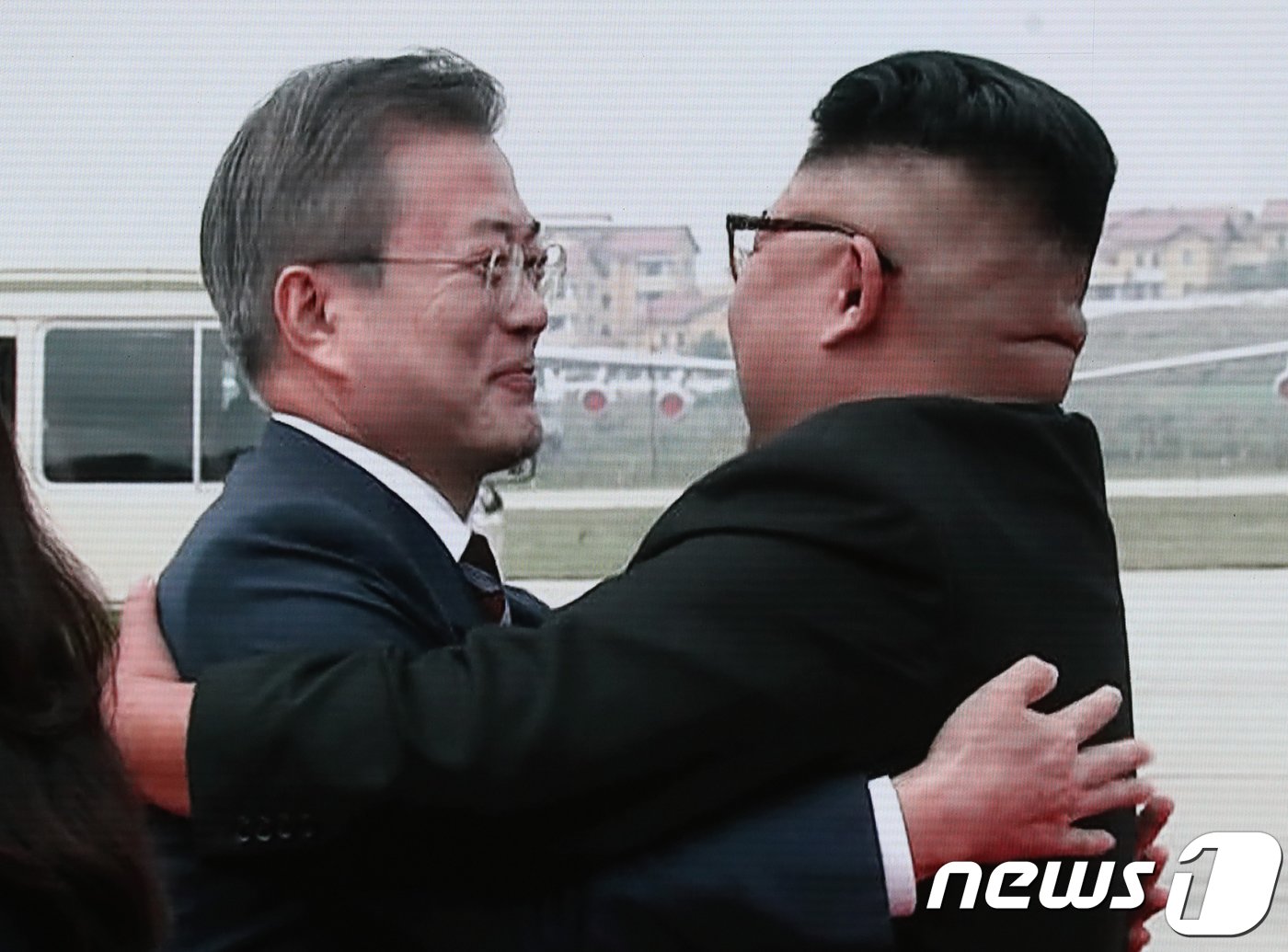 본문 이미지 - 18일 오전 서울 중구 동대문디자인플라자에 마련된 평양 남북정상회담 메인프레스센터에서 평양에 도착한 문재인 대통령과 김정은 북한 국무위원장의 포옹하는 모습이 생중계 되고 있다. 2018.9.18/뉴스1 ⓒ News1 송원영 기자