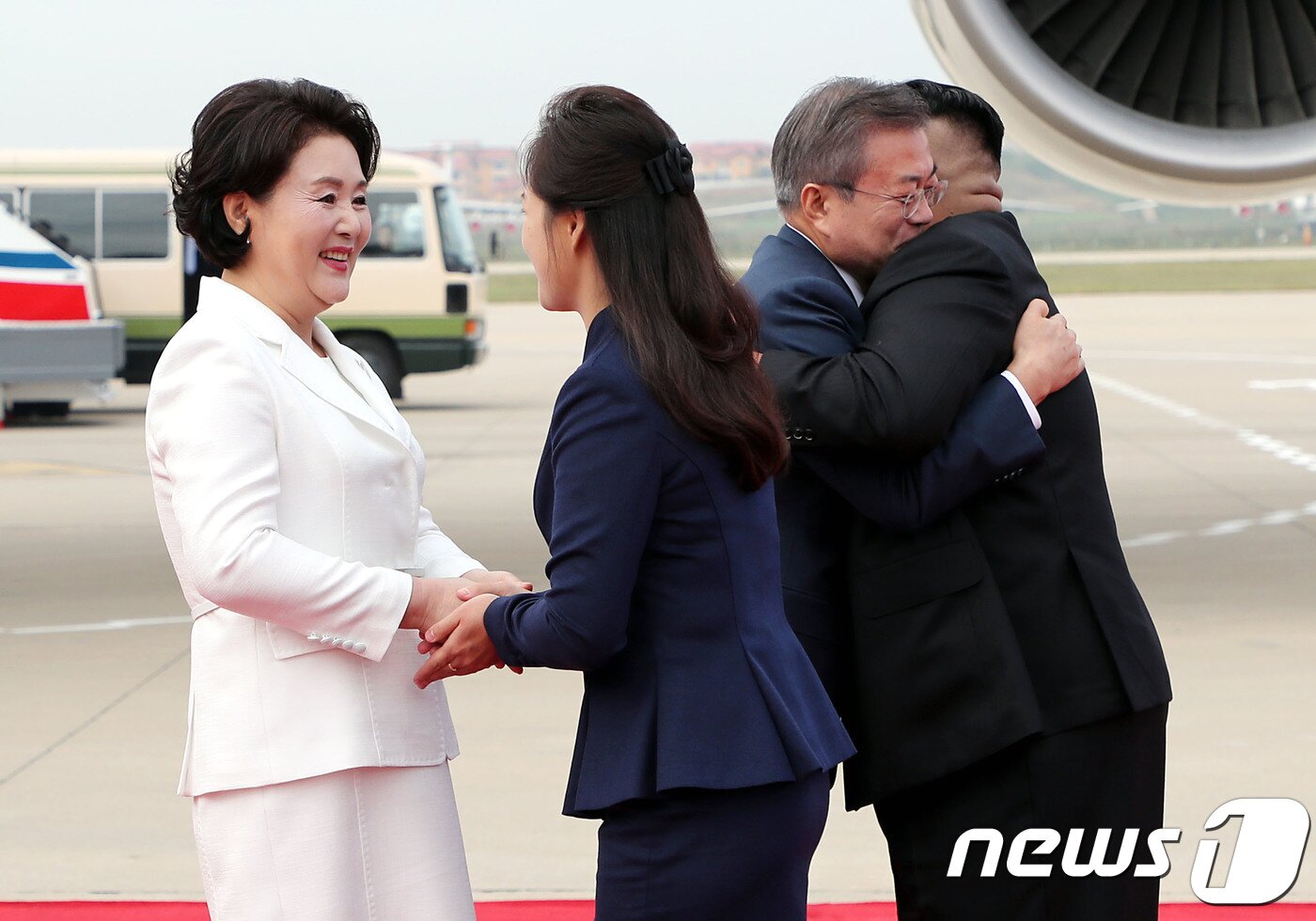 본문 이미지 - 문재인 대통령과 부인 김정숙 여사가 18일 오전 평양 순안공항에 도착해 영접 나온 김정은 국무위원장과 부인 리설주 여사와 인사하고 있다. 2018.9.18/뉴스1 ⓒ News1 평양사진공동취재단