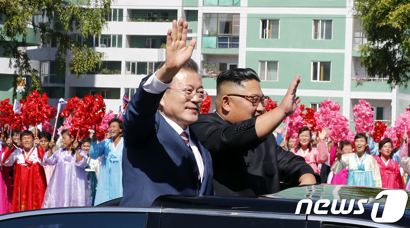 (평양=뉴스1) 평양사진공동취재단 = 문재인 대통령과 김정은 북한 국무위원장이 18일 오전 평양 시내를 카퍼레이드 하며 환영하는 평양 시민들에게 손을 들어 인사하고 있다. 2018 …