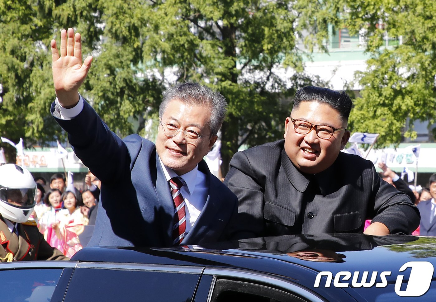 문재인 대통령과 김정은 북한 국무위원장이 18일 오전 평양 시내를 카퍼레이드 하며 환영하는 평양 시민들에게 손을 들어 인사하고 있다. 2018.9.18/뉴스1 ⓒ News1 평양사진공동취재단