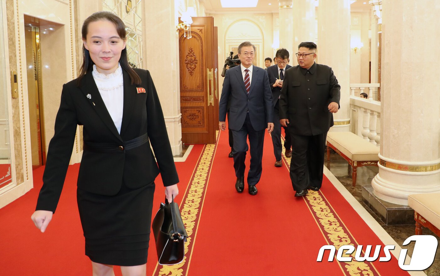 본문 이미지 - 문재인 대통령과 김정은 국무위원장이 18일 오후 평양 조선노동당 중앙위원회 본부 청사에서 정상회담장으로 이동하고 있다. 김여정 노동당 정치국 후보위원이 앞서 걷고 있다.2018.9.18/뉴스1 ⓒ News1 평양사진공동취재단