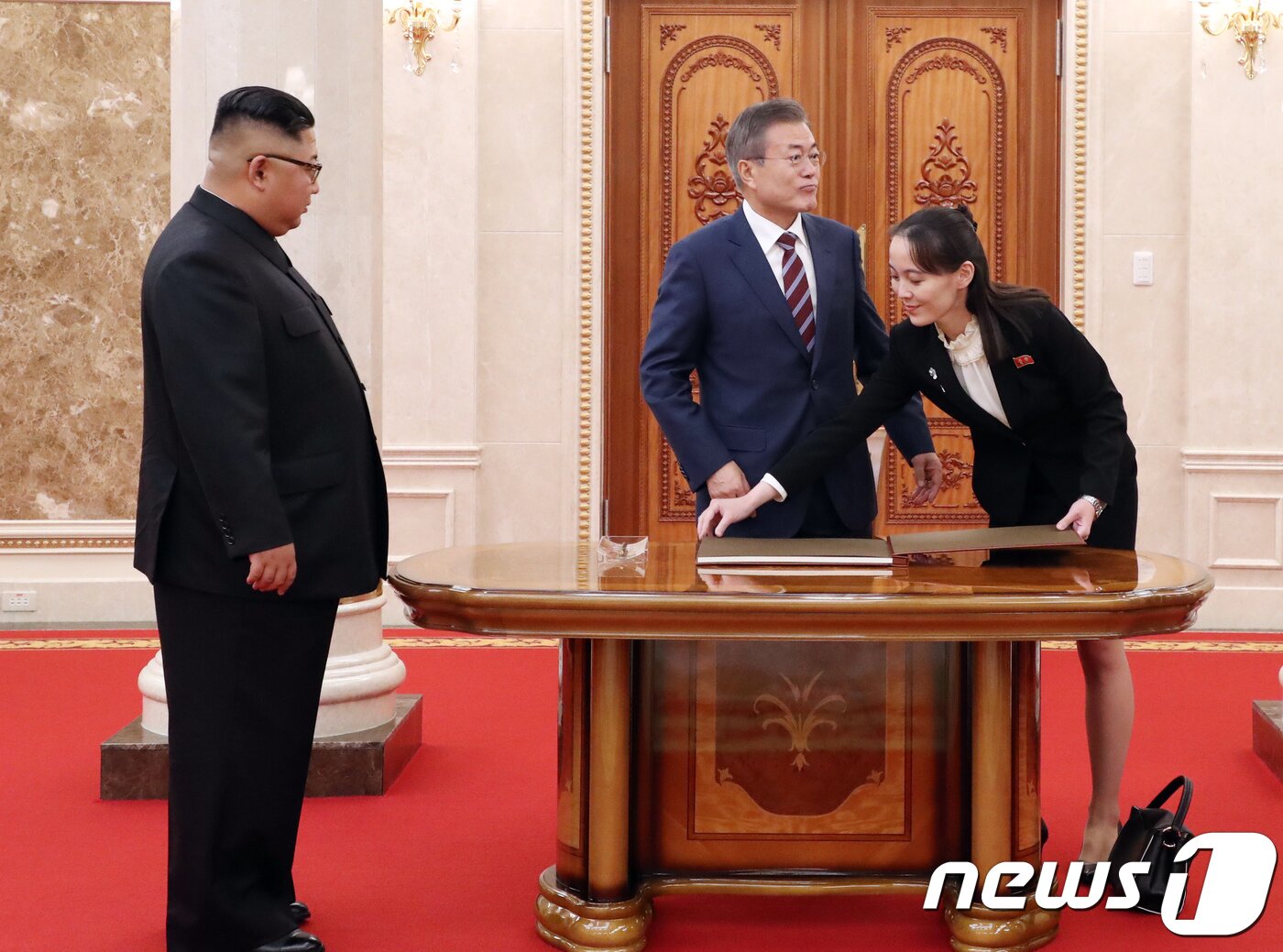 본문 이미지 - 문재인 대통령이 18일 오후 평양 조선노동당 중앙위원회 본부 청사에서 방명록에 서명하려 하자 김여정 당중앙위 제1부부장이 준비하고 있다. 2018.9.18 / 평양사진공동취재단 ⓒ News1 평양사진공동취재단