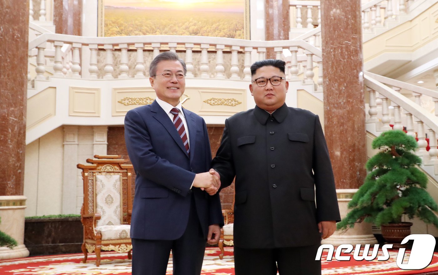 본문 이미지 - 문재인 대통령과 김정은 북한 국무위원장이 18일 오후 평양 조선노동당 중앙위원회 본부 청사 로비에서 정상회담 시작에 앞서 악수하고 있다. 2018.9.18/뉴스1 ⓒ News1 평양사진공동취재단